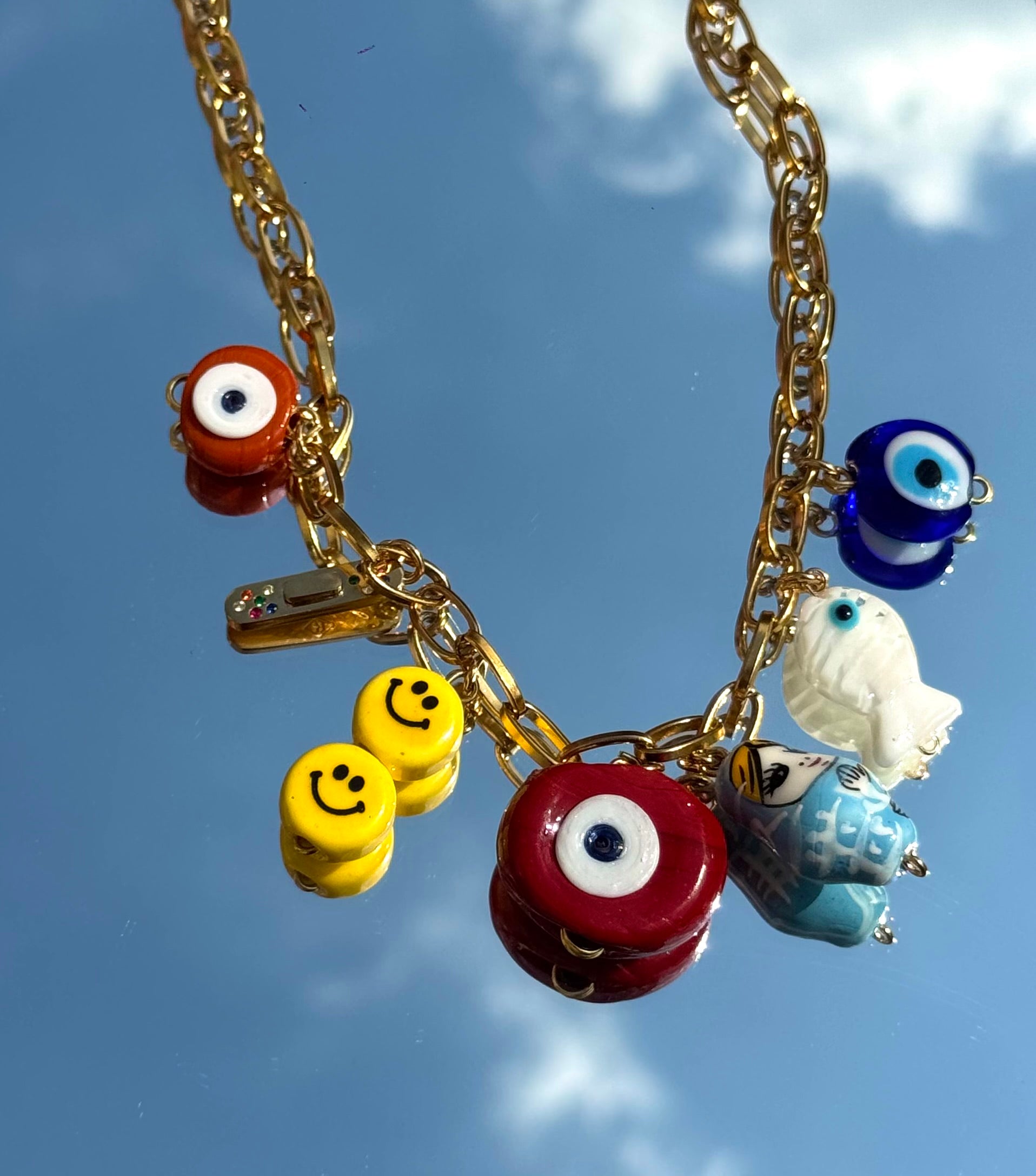 Détail du collier Kchoush Mamie Colette – 7 charms porte-bonheur