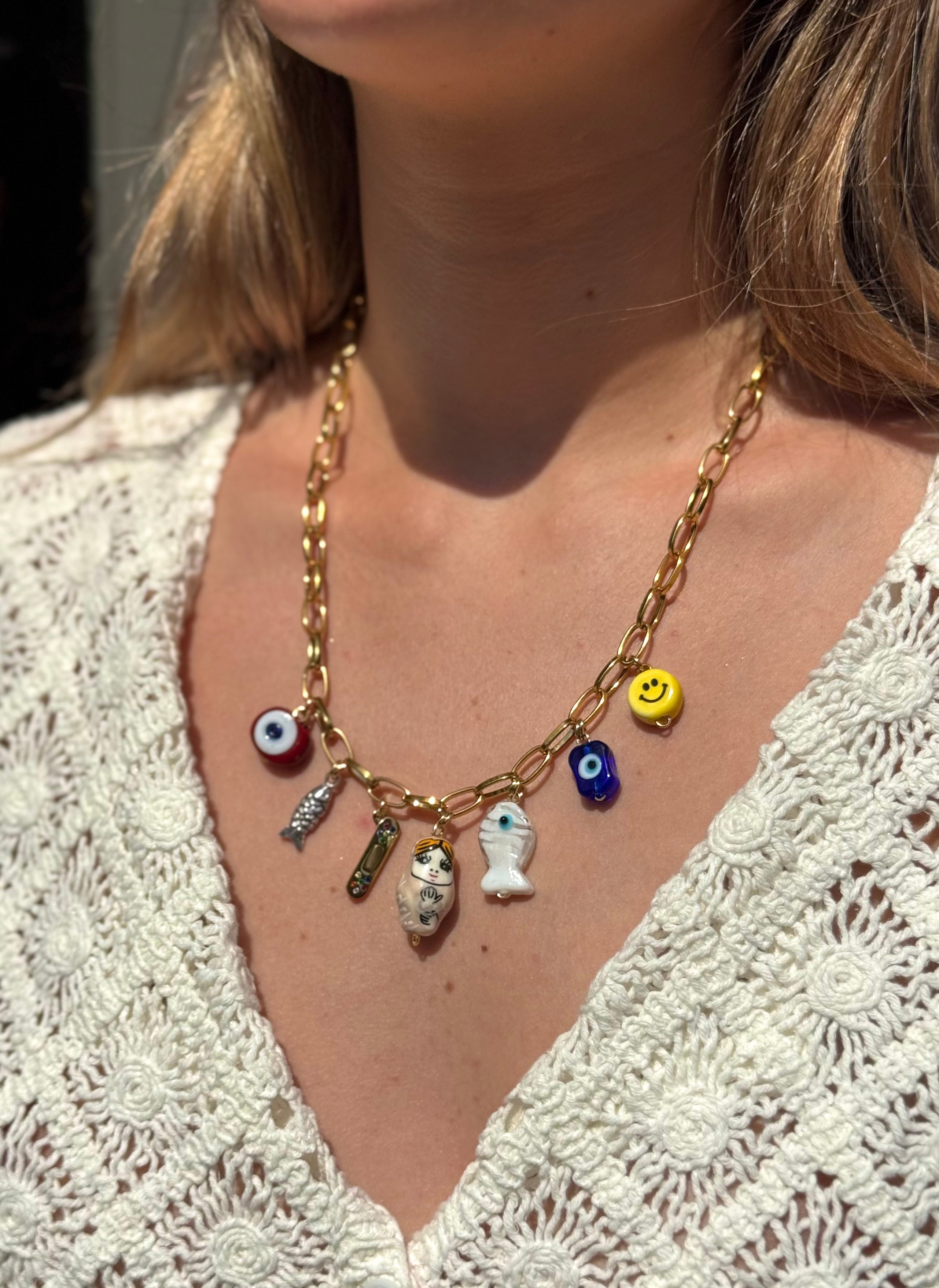 Collier Mamie Colette porté – bijou doré avec 7 charms symboliques dont poisson et guérison