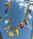 Gros plan sur les 11 charms du collier Mamie Esther – symboles de prospérité et poisson précieux