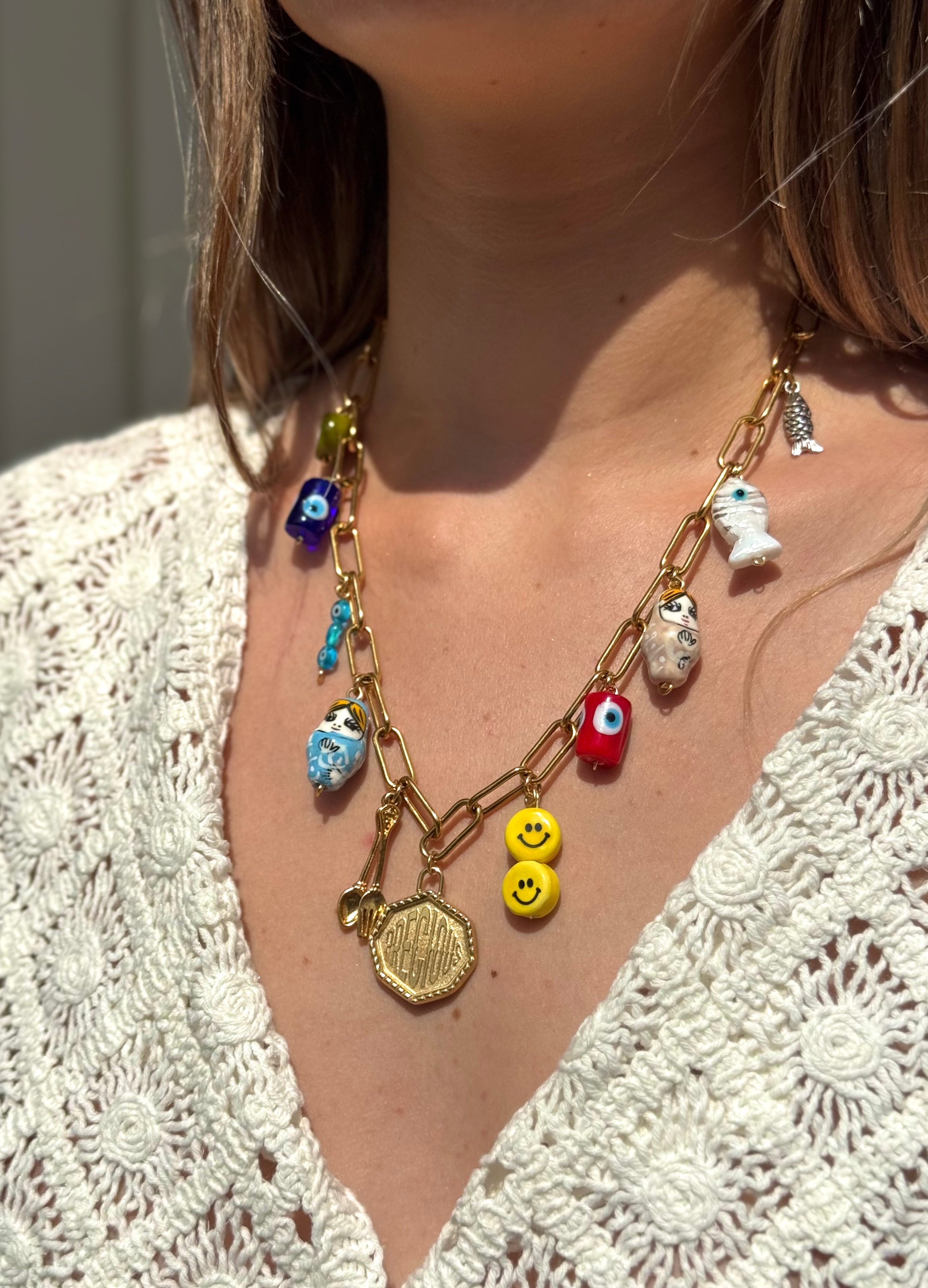 Collier Mamie Esther porté – 11 charms prospérité avec poisson précieux, création Kchoush