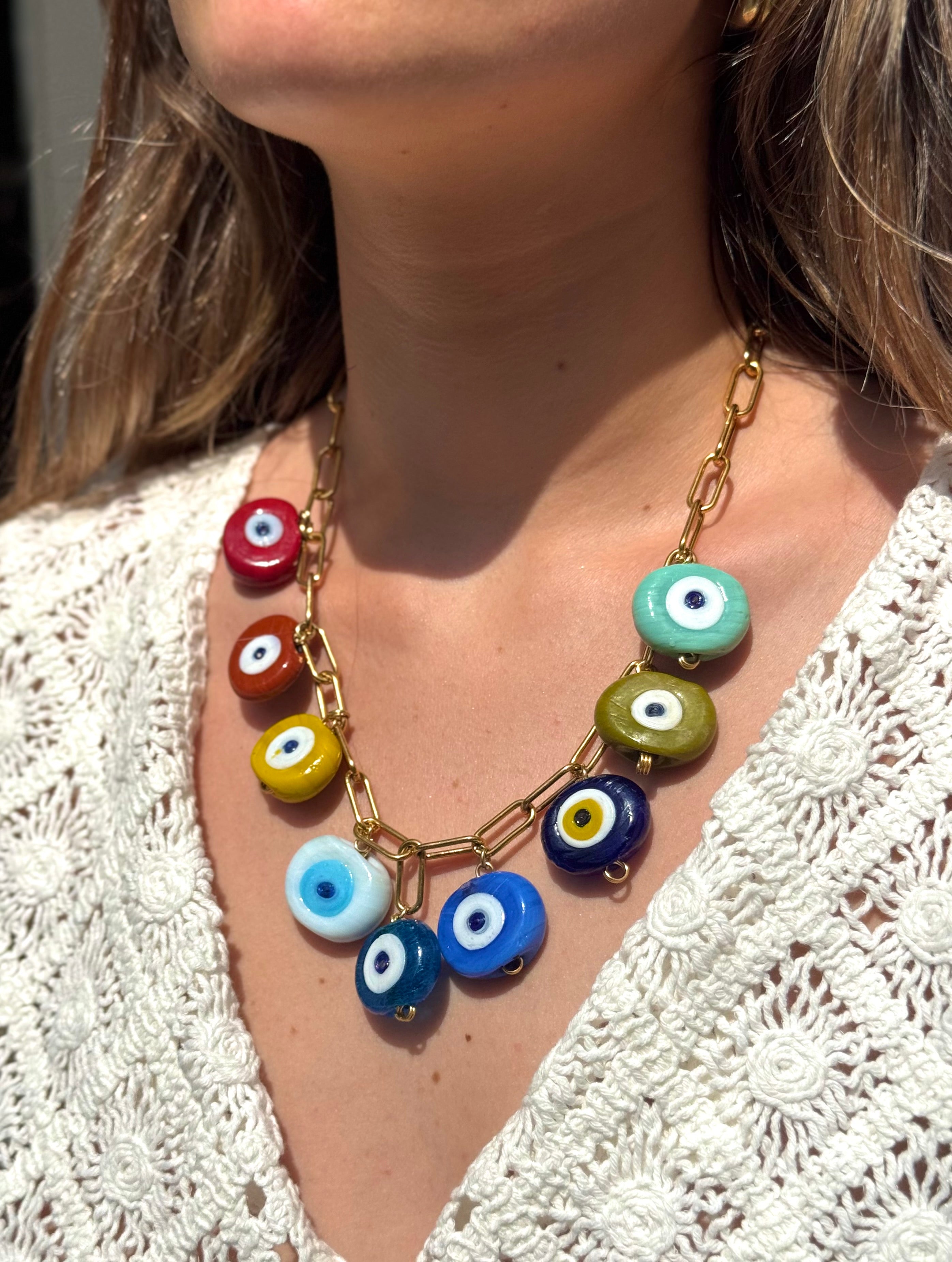 Collier Mamie Esther porté – charms œil grec, bijou Kchoush artisanal