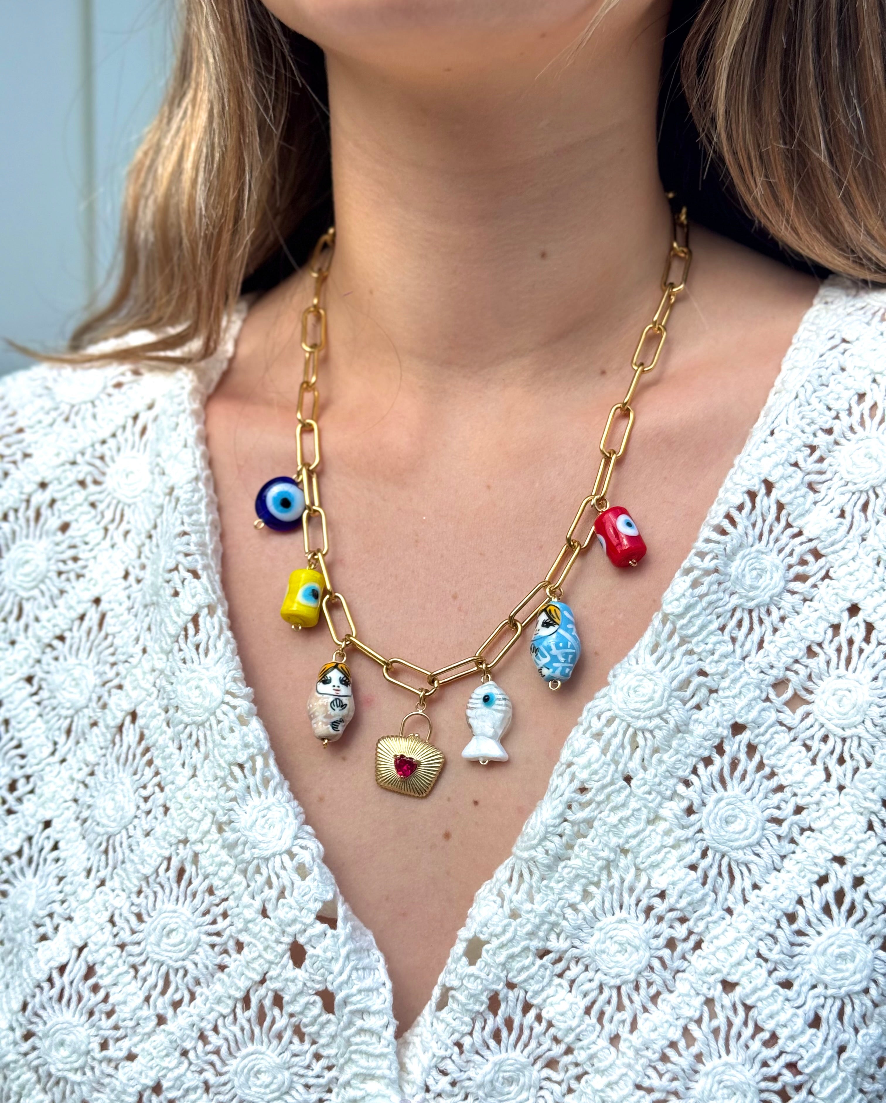 Collier Mamie Esther porté – Kchoush, 7 charms en laiton doré