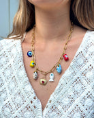 Collier Mamie Esther porté – Kchoush, 7 charms en laiton doré