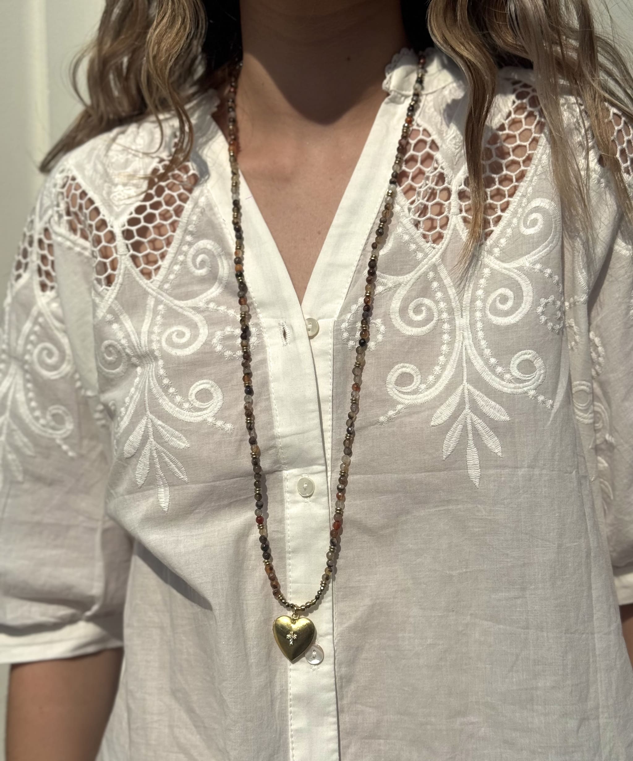 Collier MUKU Médaillon coeur et Croix de Kharmari porté – bijou doré minimaliste et spirituel