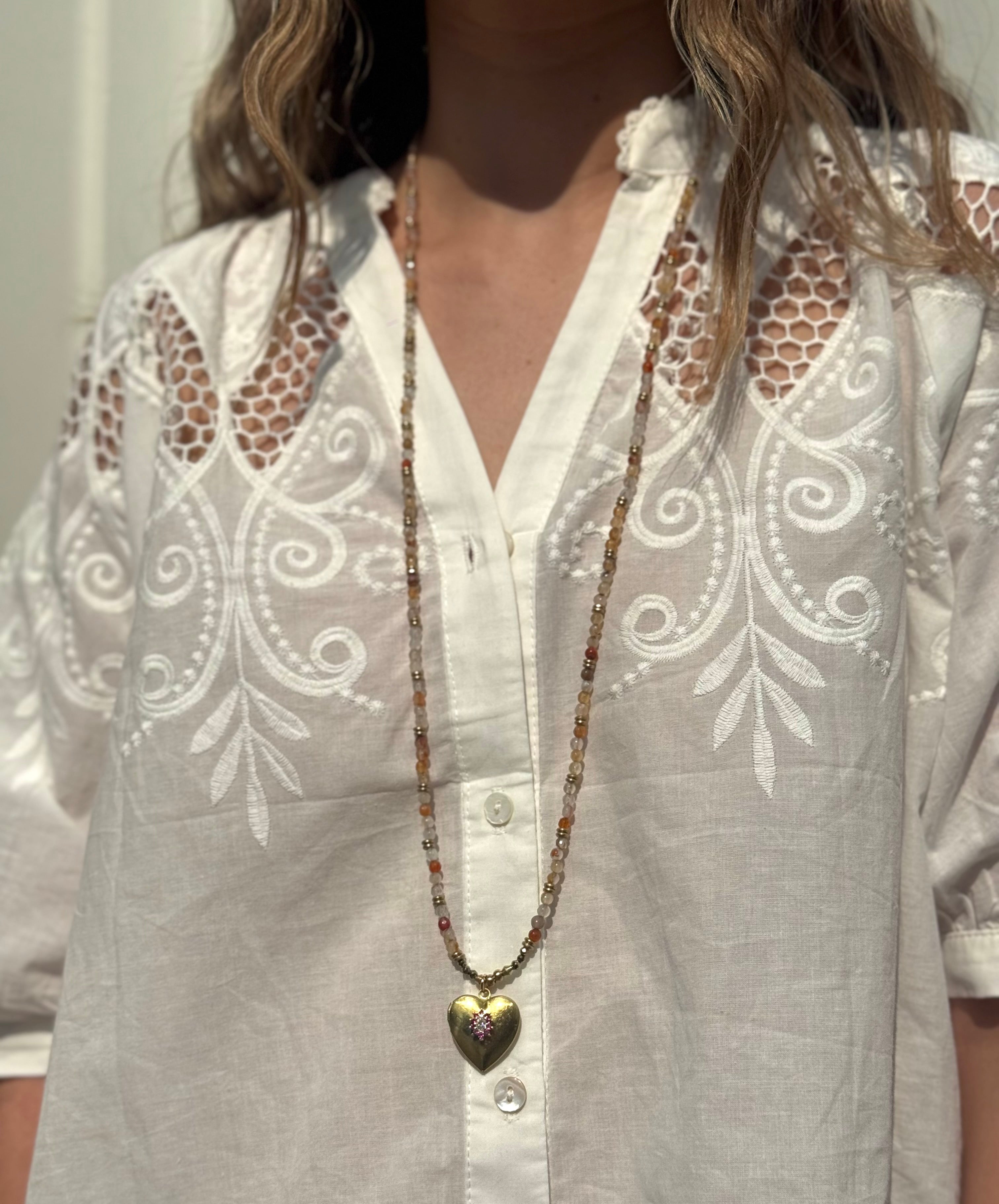 Collier Muku Rosace vue de face, bijou artisanal élégant pour femme