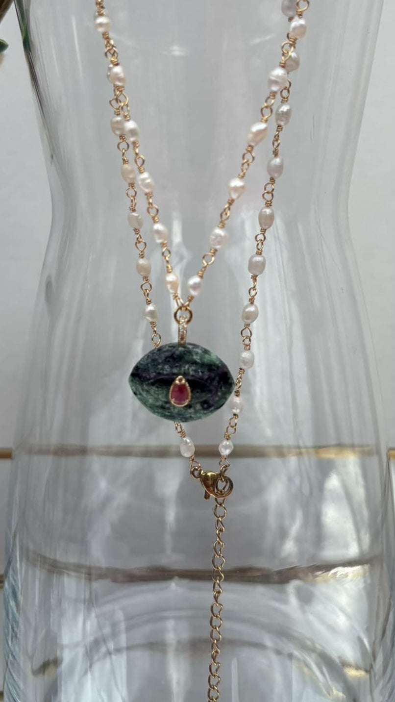 Detail de la pierre d'agate sur le collier en pierre d'eau douce sur chaine dorée