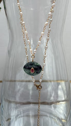 Detail de la pierre d'agate sur le collier en pierre d'eau douce sur chaine dorée