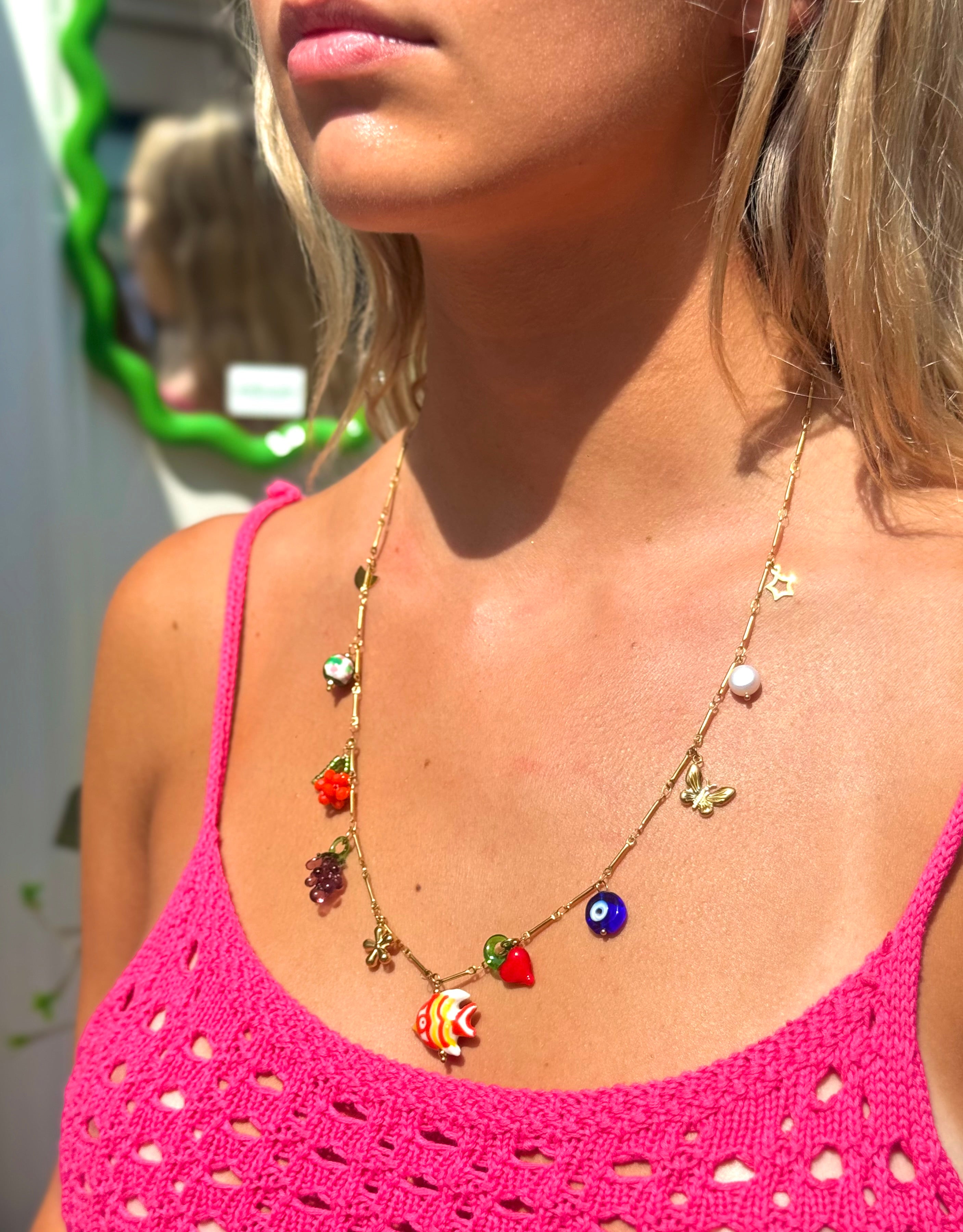 Collier pampilles colorées porté – chaîne fine dorée bohème chic