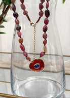 Détail du cabochon en pierre rose et bleu du collier en pierres naturelles roses