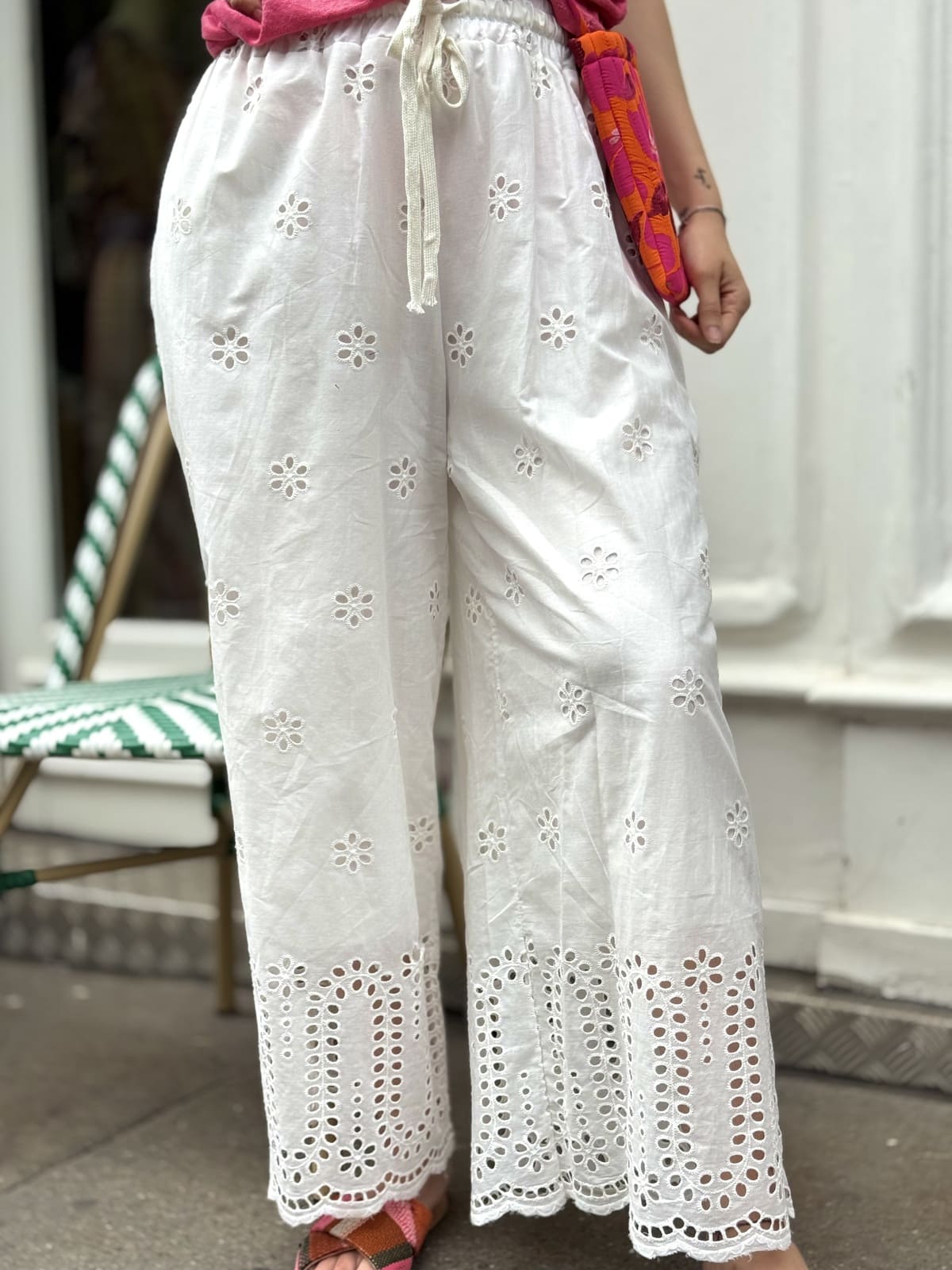 Zoom sur le détail en broderie anglaise du pantalon blanc