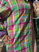 Détail broderie florale colorée sur robe chemise vintage en coton