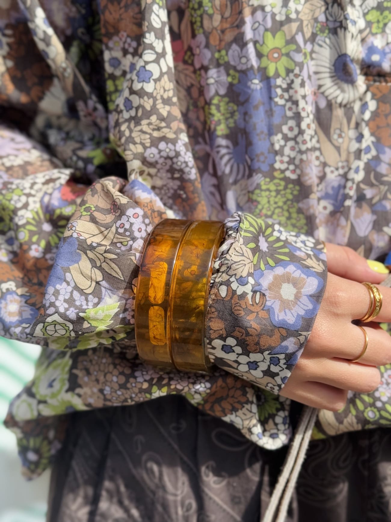 Détail du motif liberty de la tunique col V violet et chocolat