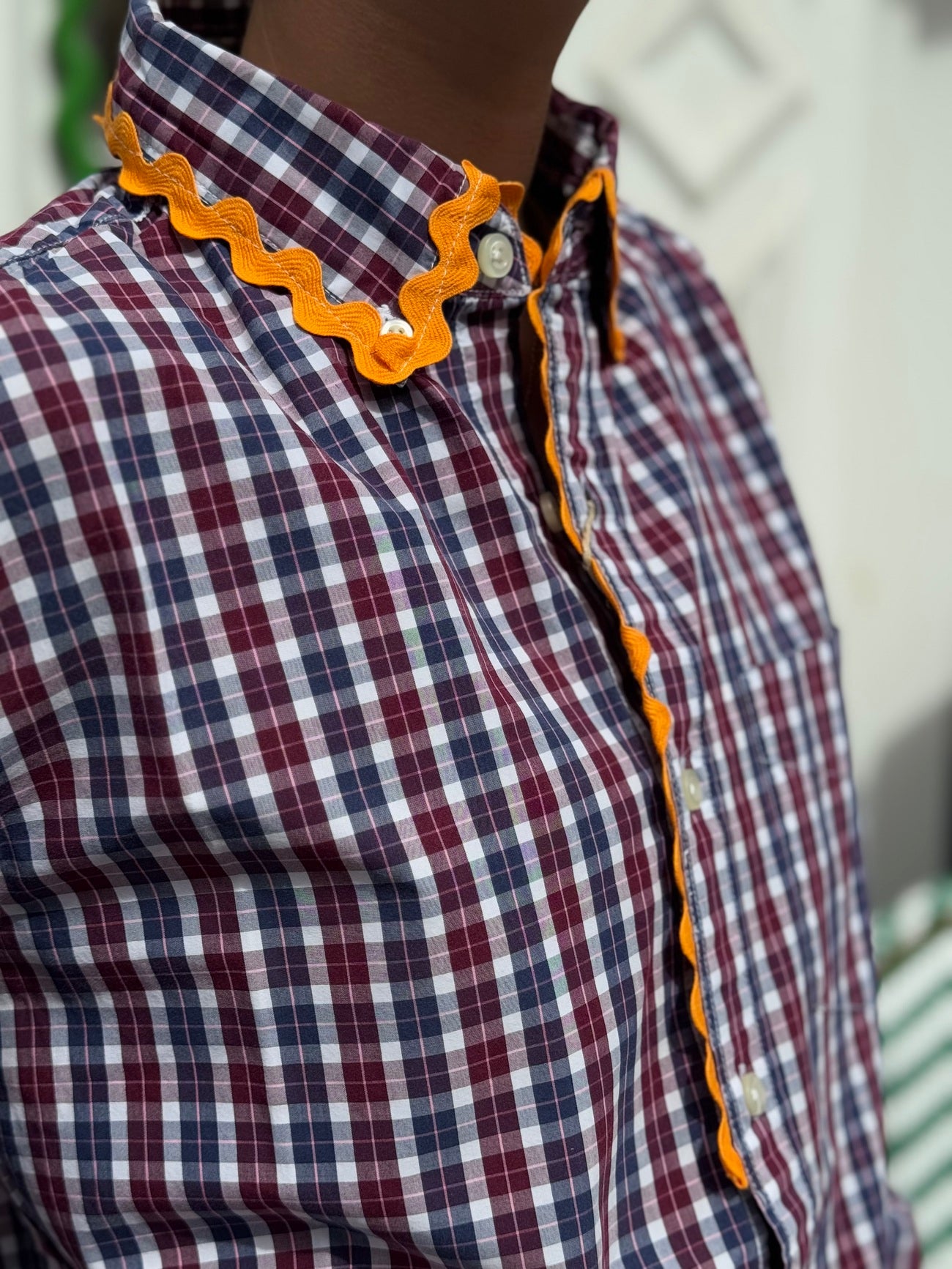 Détail du croquet orange de la chemise upcyclée pour femme