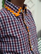 Détail du croquet orange de la chemise upcyclée pour femme