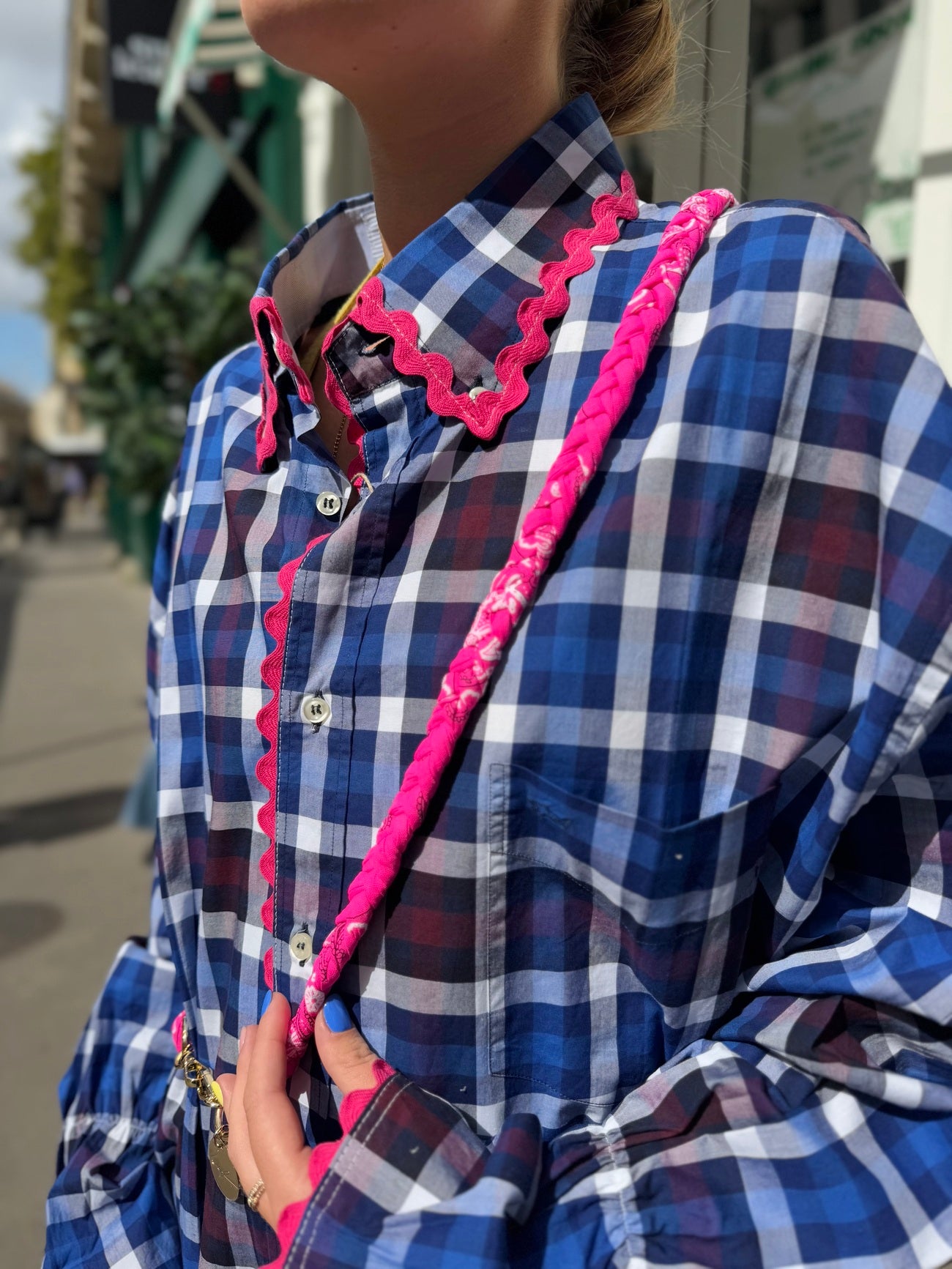 Détail du galon rose du col et des manches de la chemise upcyclée