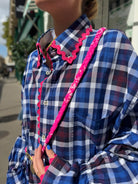 Détail du galon rose du col et des manches de la chemise upcyclée