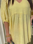 Détail des manches bouffantes sur robe longue en lin jaune