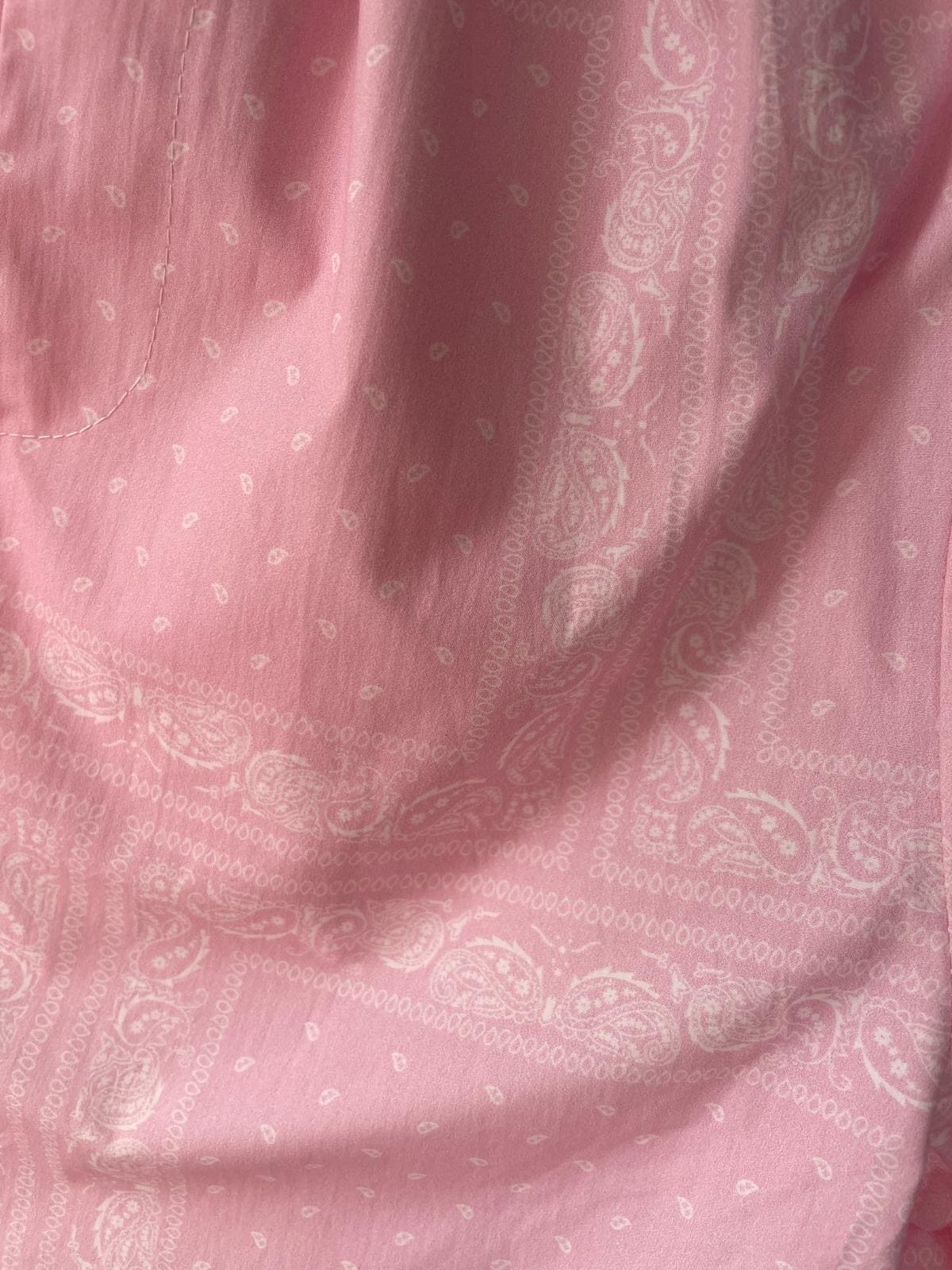 Détail du motif bandana sur le pantalon rose poudré en coton léger
