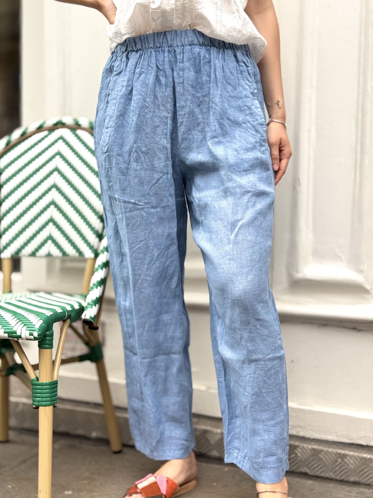 Gros plan sur la matière légère du pantalon en lin bleu jean, coupe moderne et naturelle