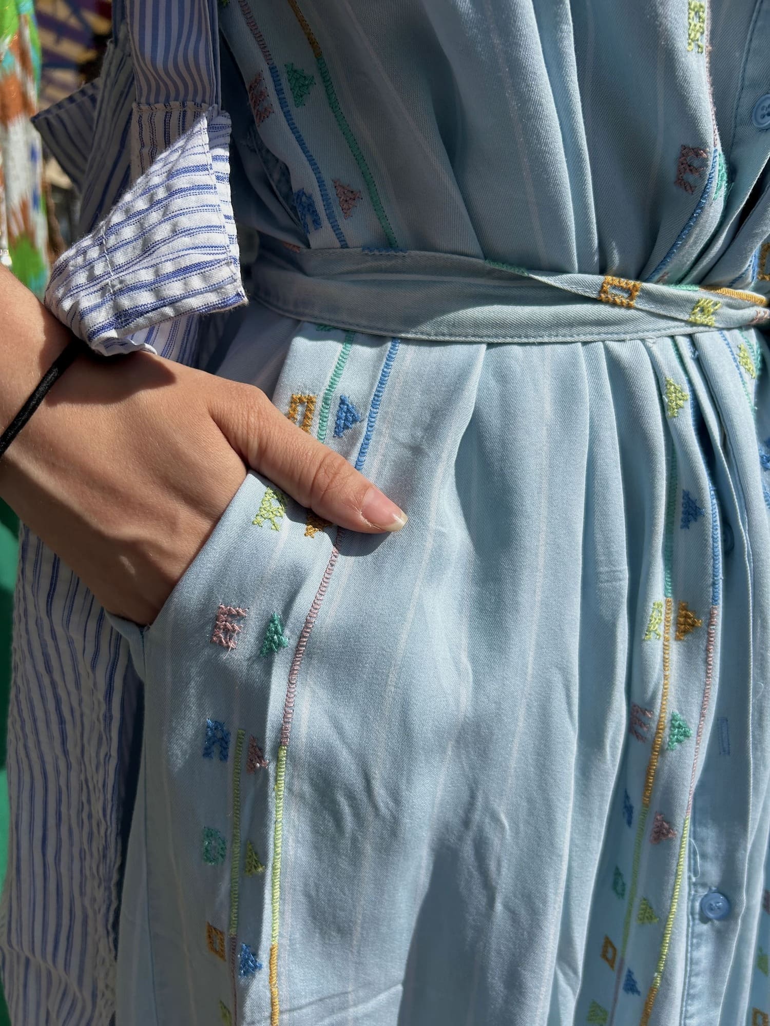 Zoom sur la poche brodée de la robe bleu ciel