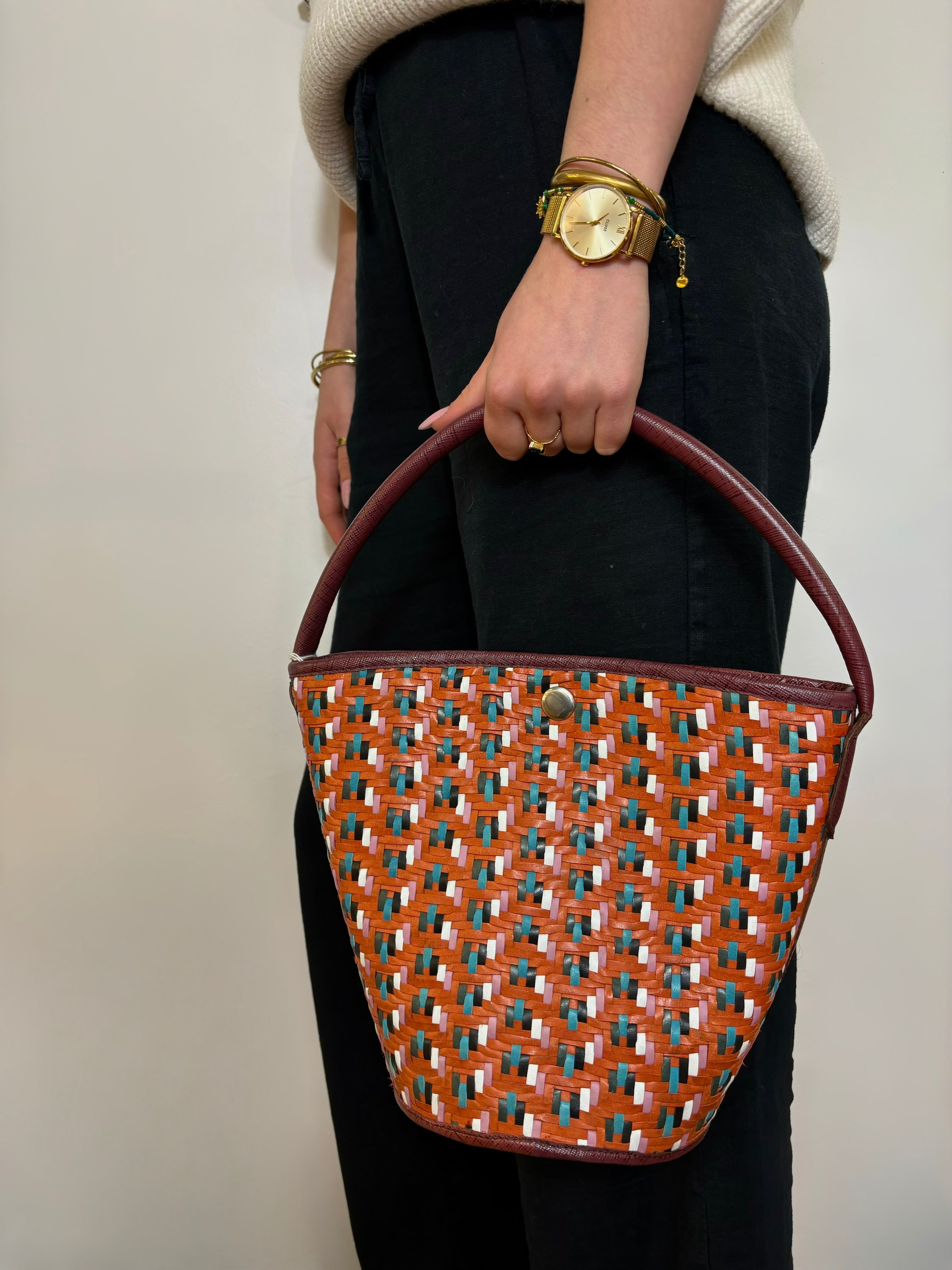 Détail du cuir tressé multicolore du sac panier