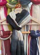 Echarpe en cachemire tie & die noir et grise, croisée, vue de face