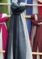 Echarpe en cachemire tie & die noir et gris  nouée, vue de face