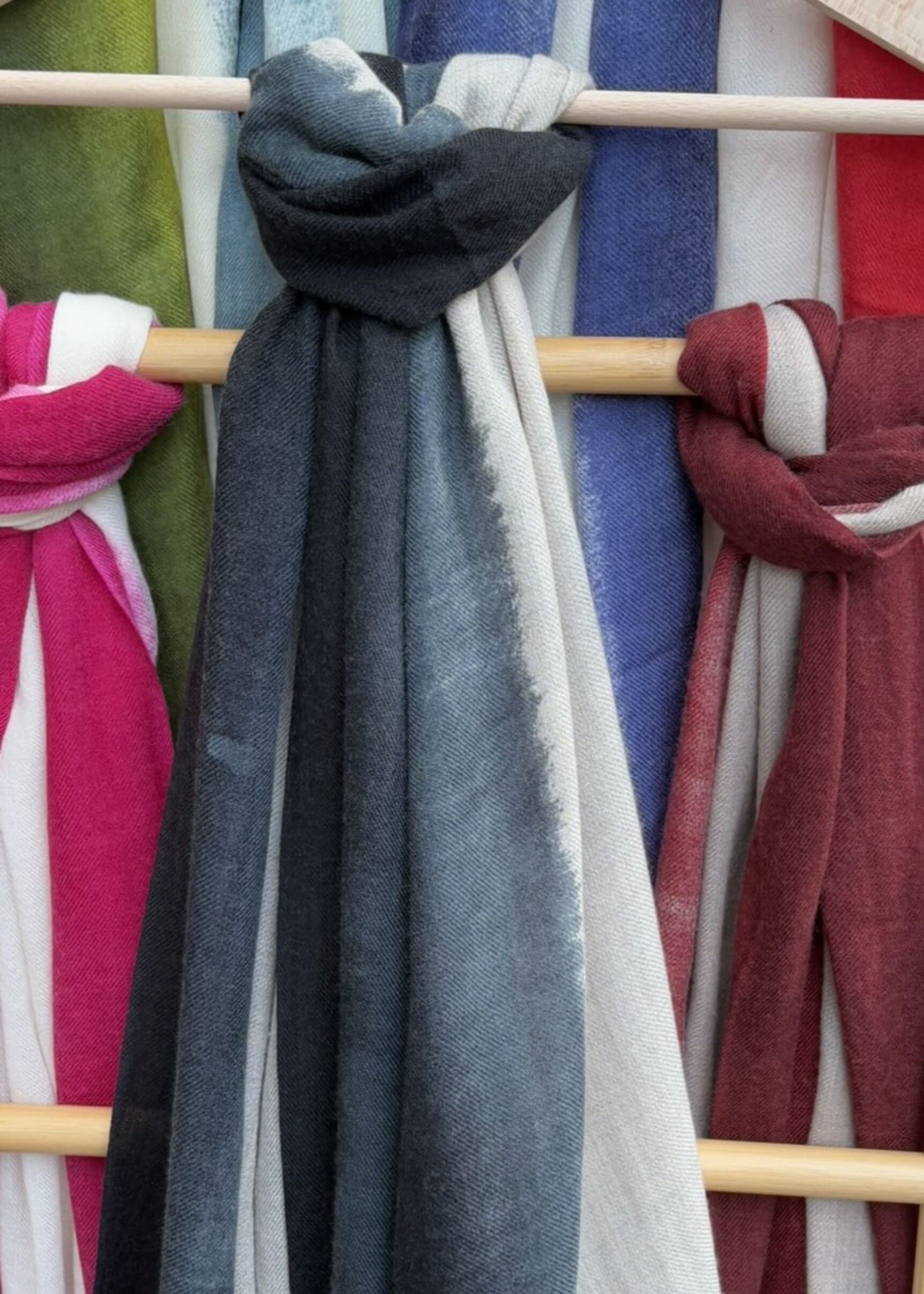 Echarpe en cachemire tie & die noir et gris  nouée, vue de face