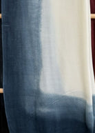 Détail de l'imprimé tie & dye de l'écharpe en cachemire