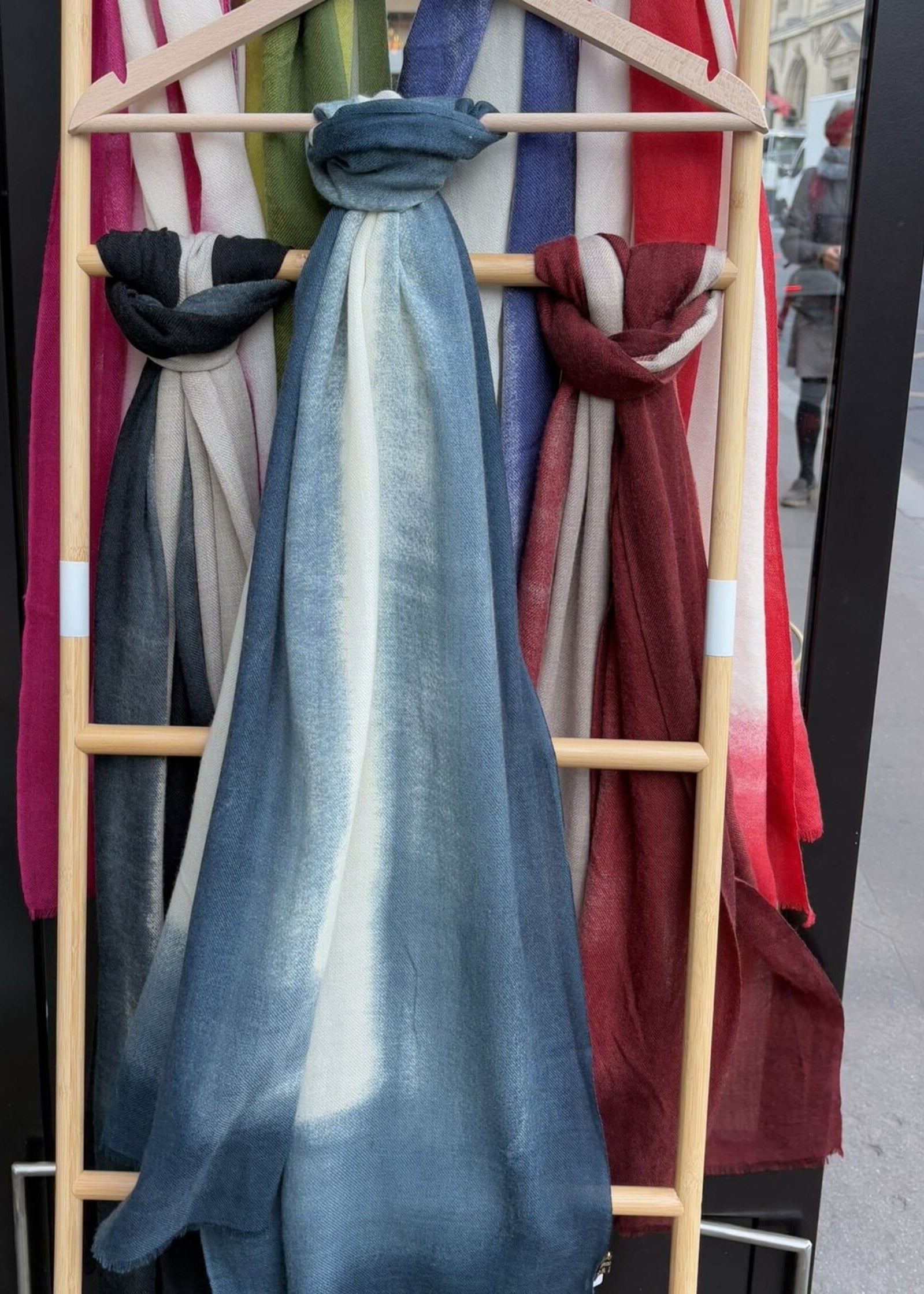 Echarpe en cachemire tie & dye bleu jean vue de face