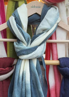Détail de l'écharpe cachemire tie & dye nouée