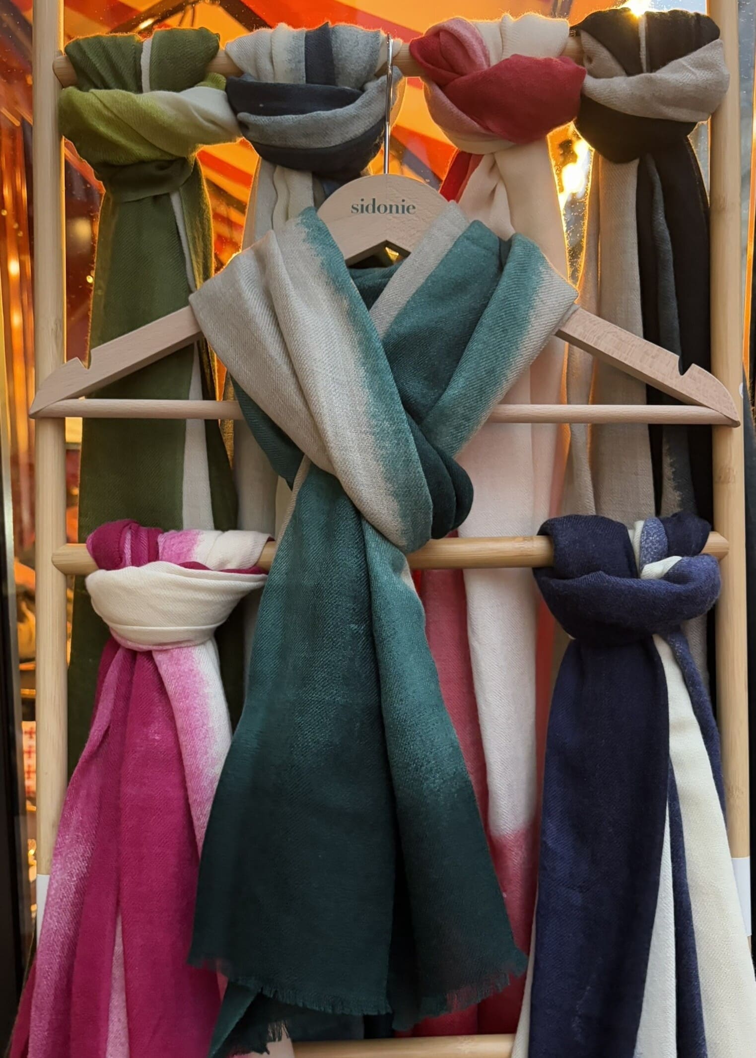 Echarpe en cachemire tie & dye turquoise nouée, vue de face