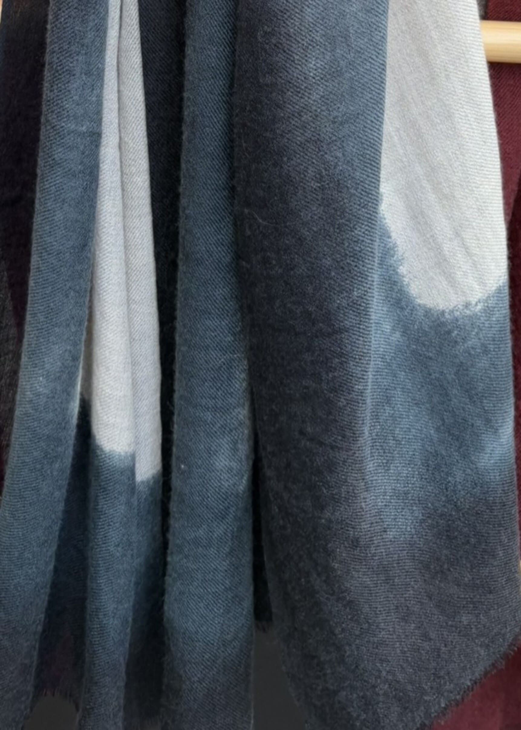 Etole en cachemire détail de l'imprimé tie & die