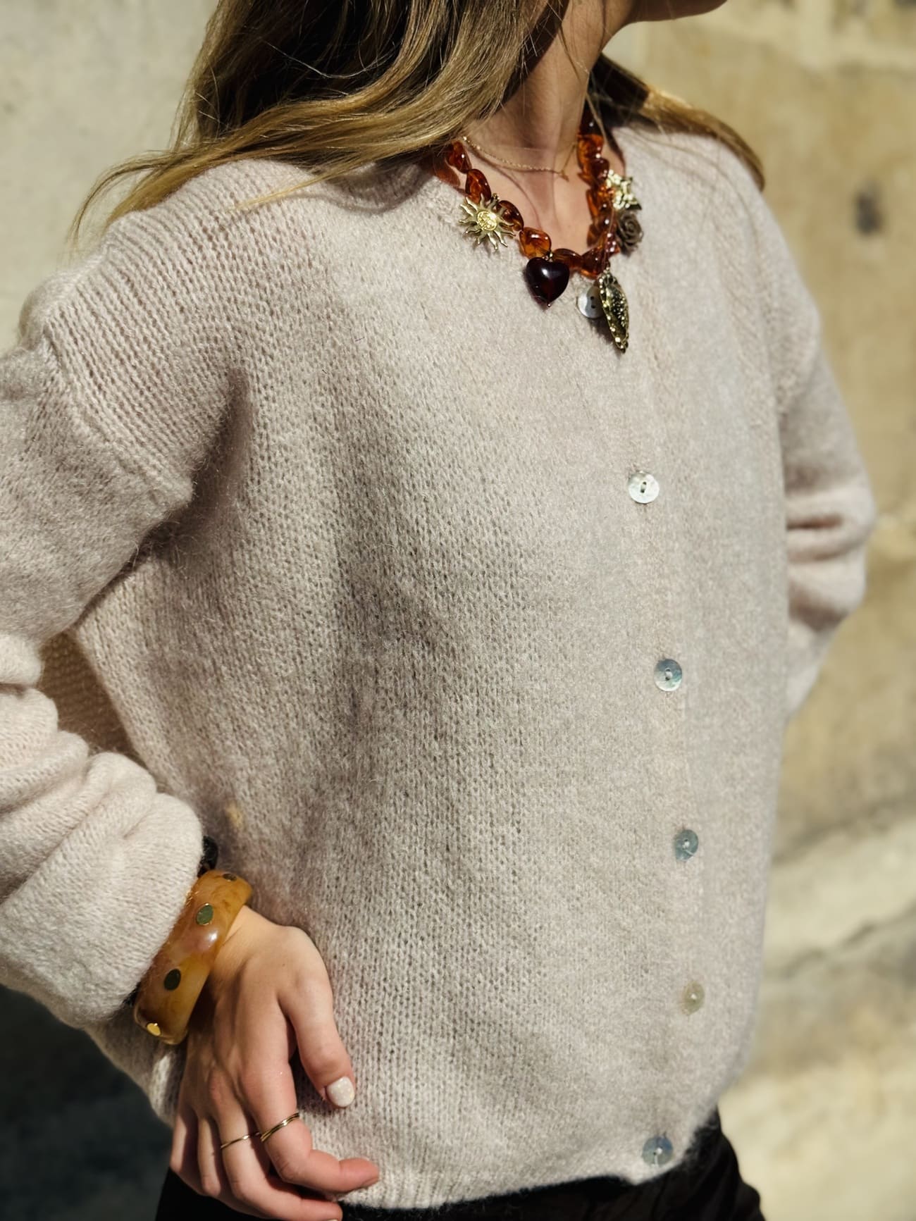 Gilet en mohair beige vu de profil