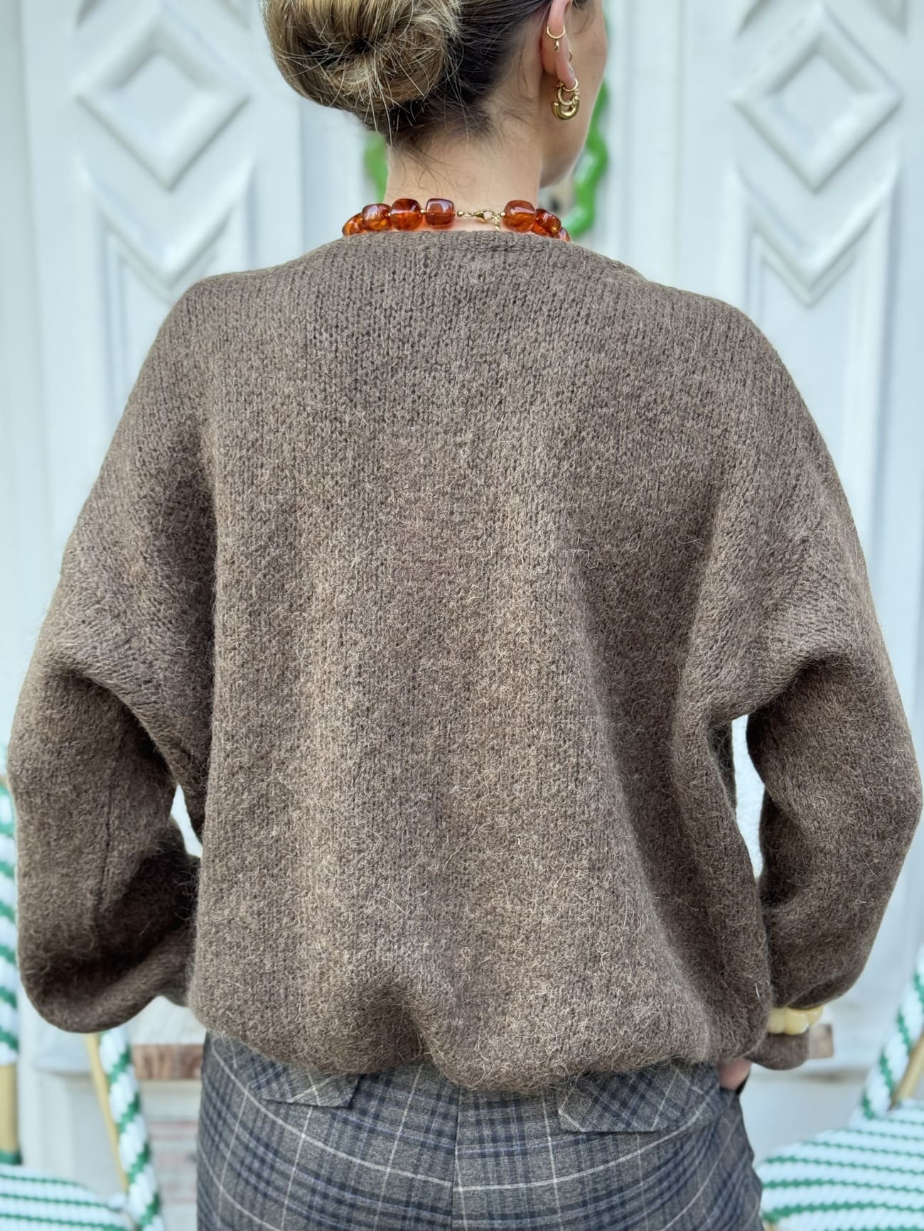 Gilet marron en alpaga vu de dos