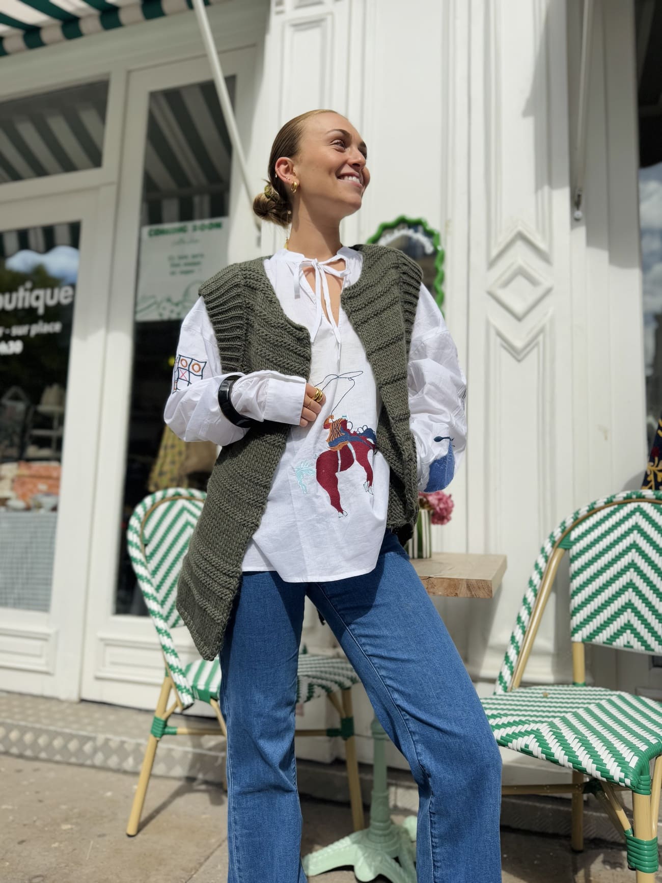 Gilet sans manche kaki porté sur un jean