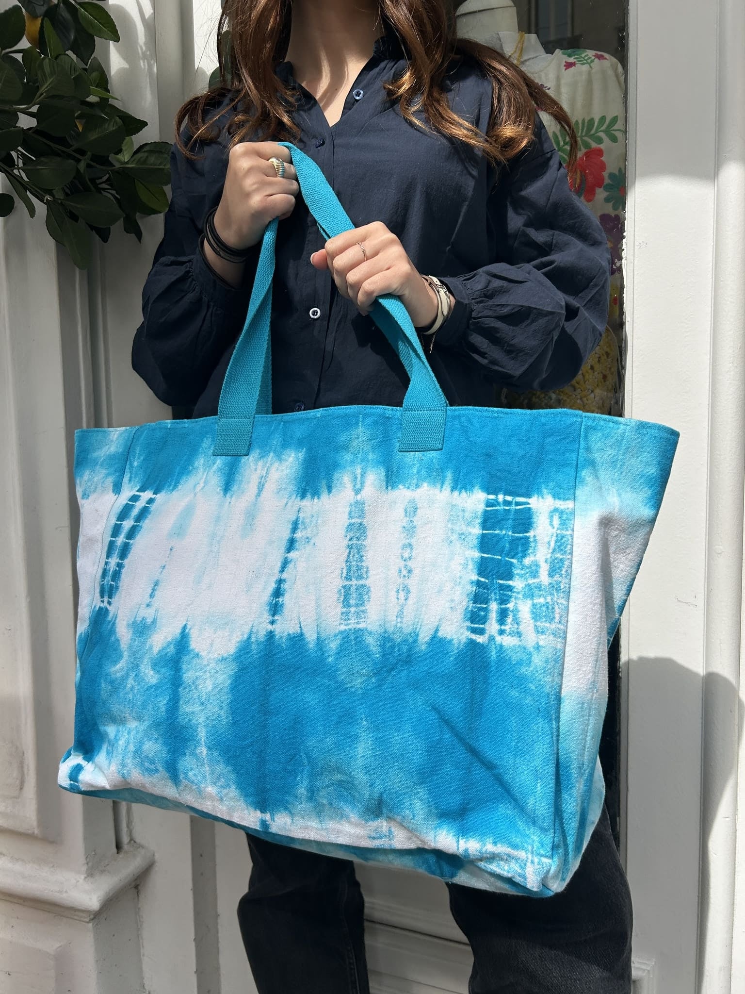 Femme portant le cabas tie & dye sur l’épaule