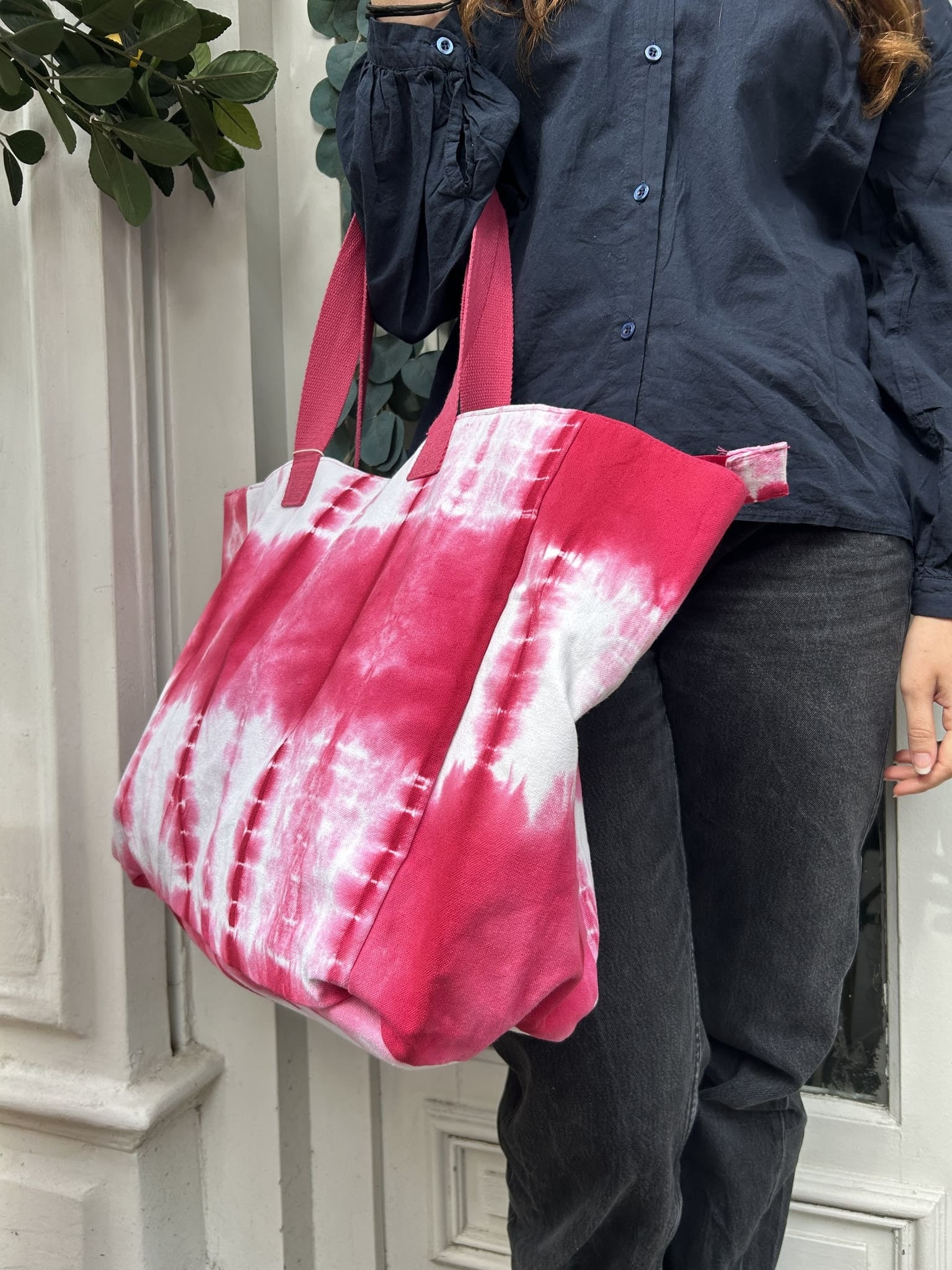 Détail du motif tie & dye sur le cabas fuchsia  

