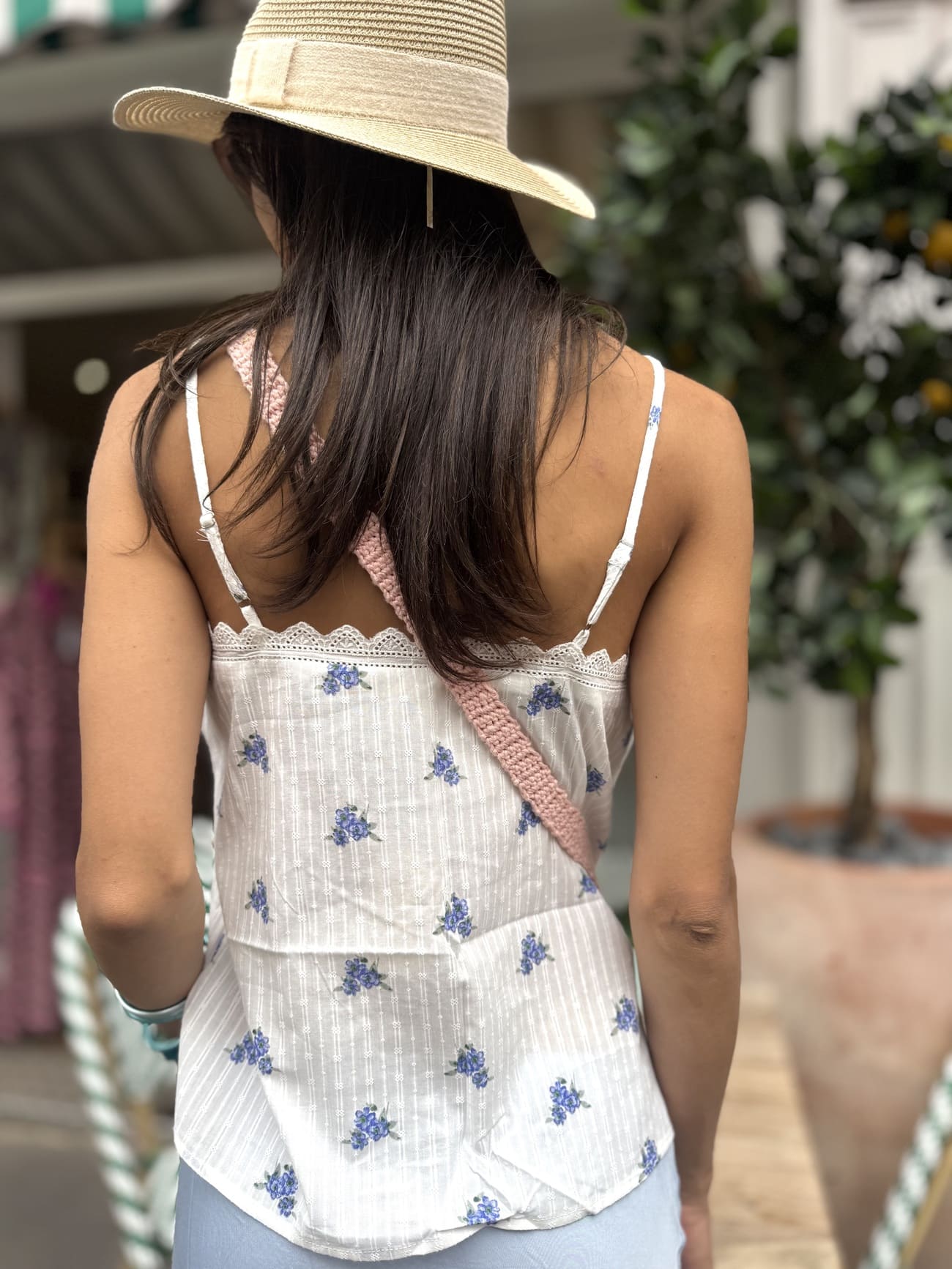 Haut à fines bretelles blanc et roses bleues vu de dos