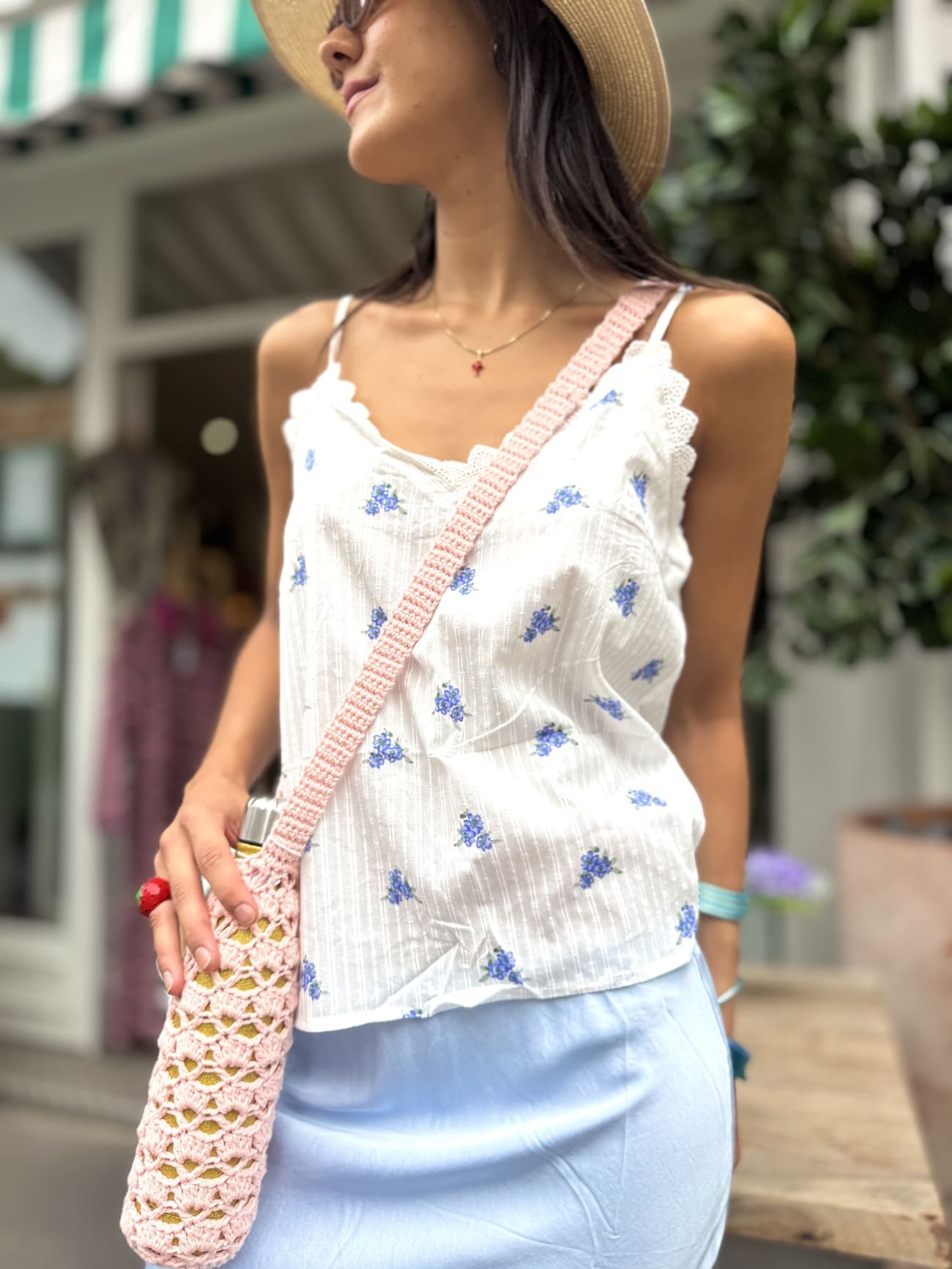 Haut femme à bretelles blanc avec des petites roses bleues