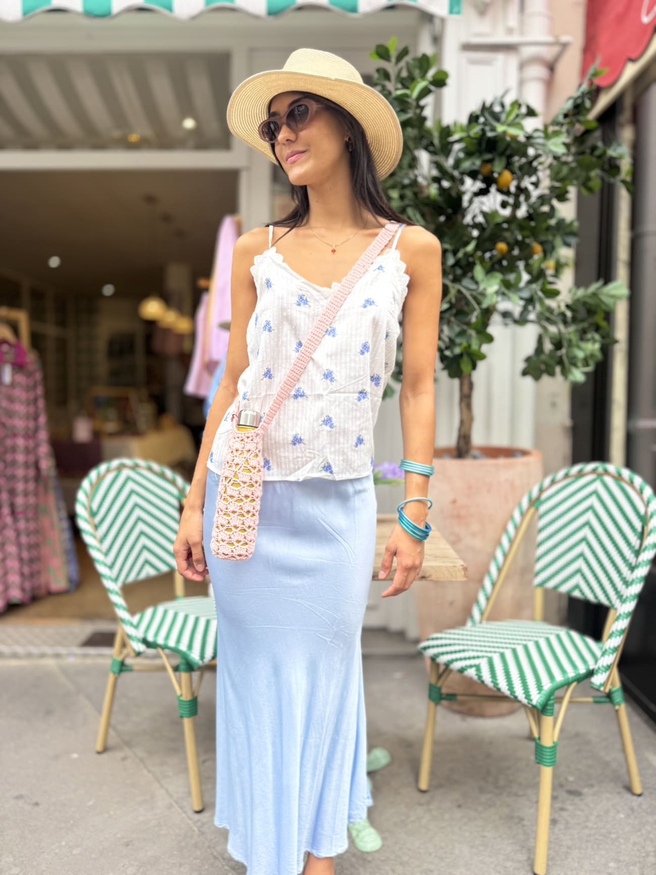 Haut blanc en coton  à bretelles orné de roses bleues 