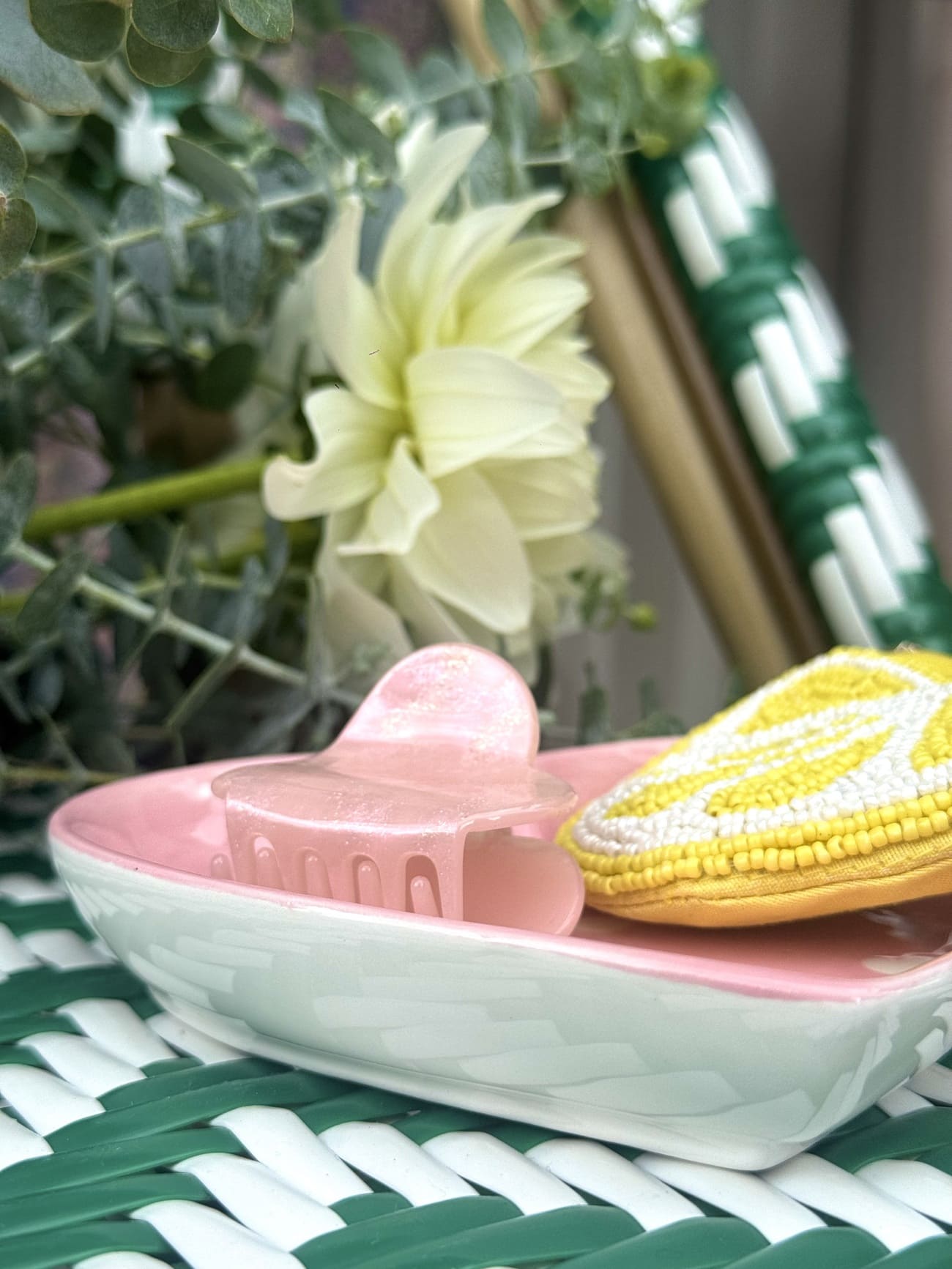 Vide‑poche cœur rose utilisé pince et pochette