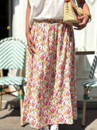 Jupe à imprimé floral vue de face, coupe fluide et taille élastique