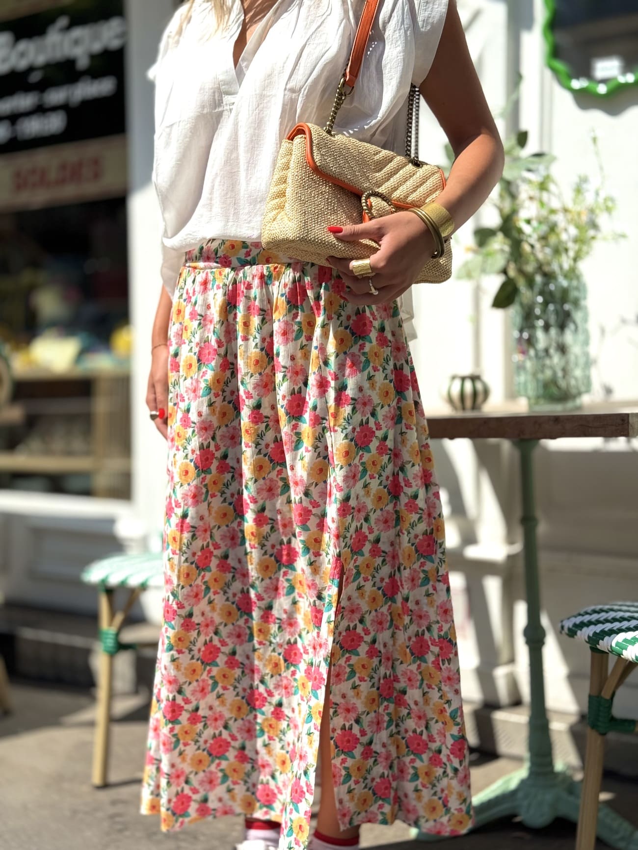Jupe fleurie vue de profil, tombé léger et silhouette féminine