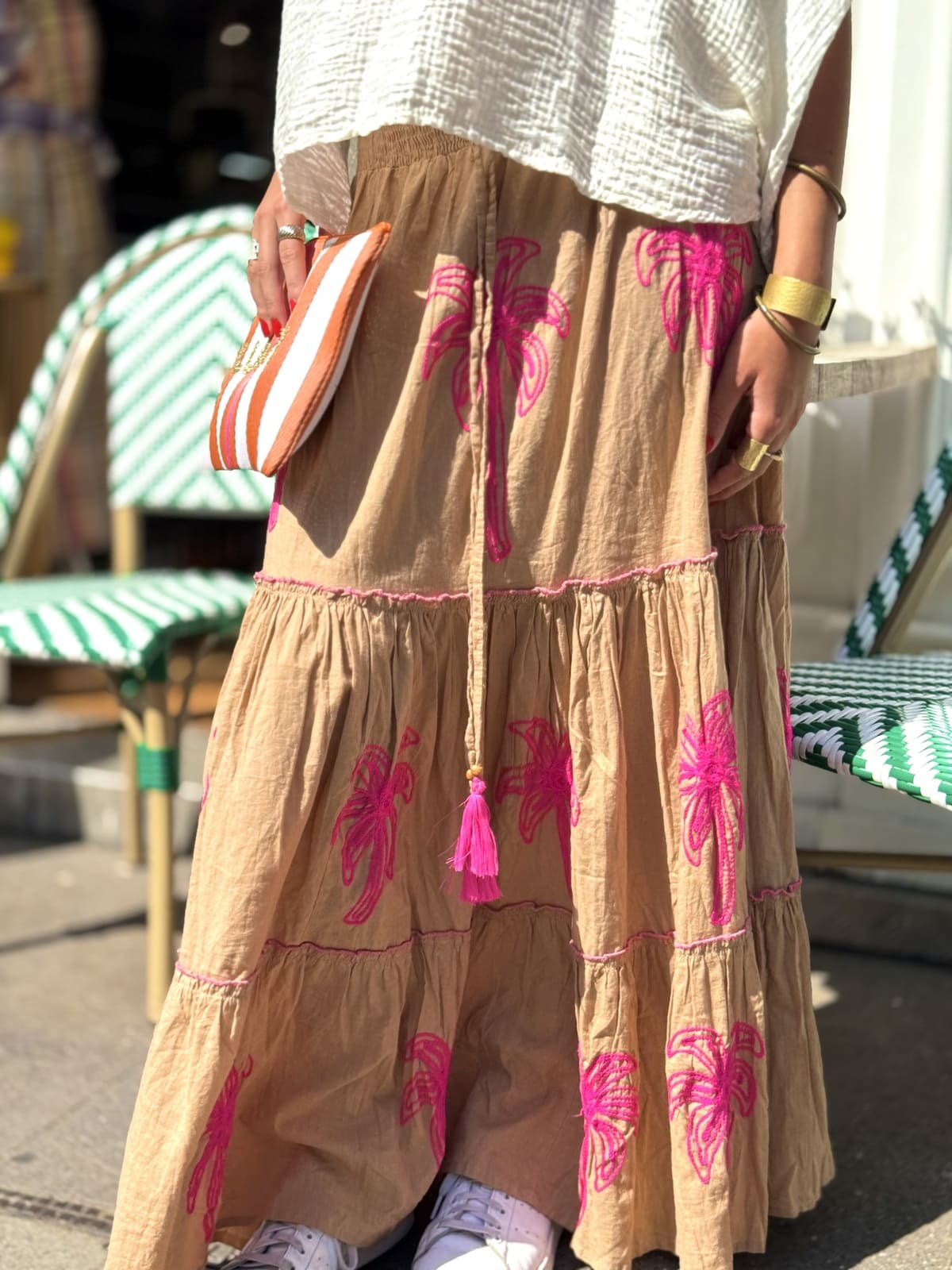 gros plan sur la jupe longue camel et fuchsia
