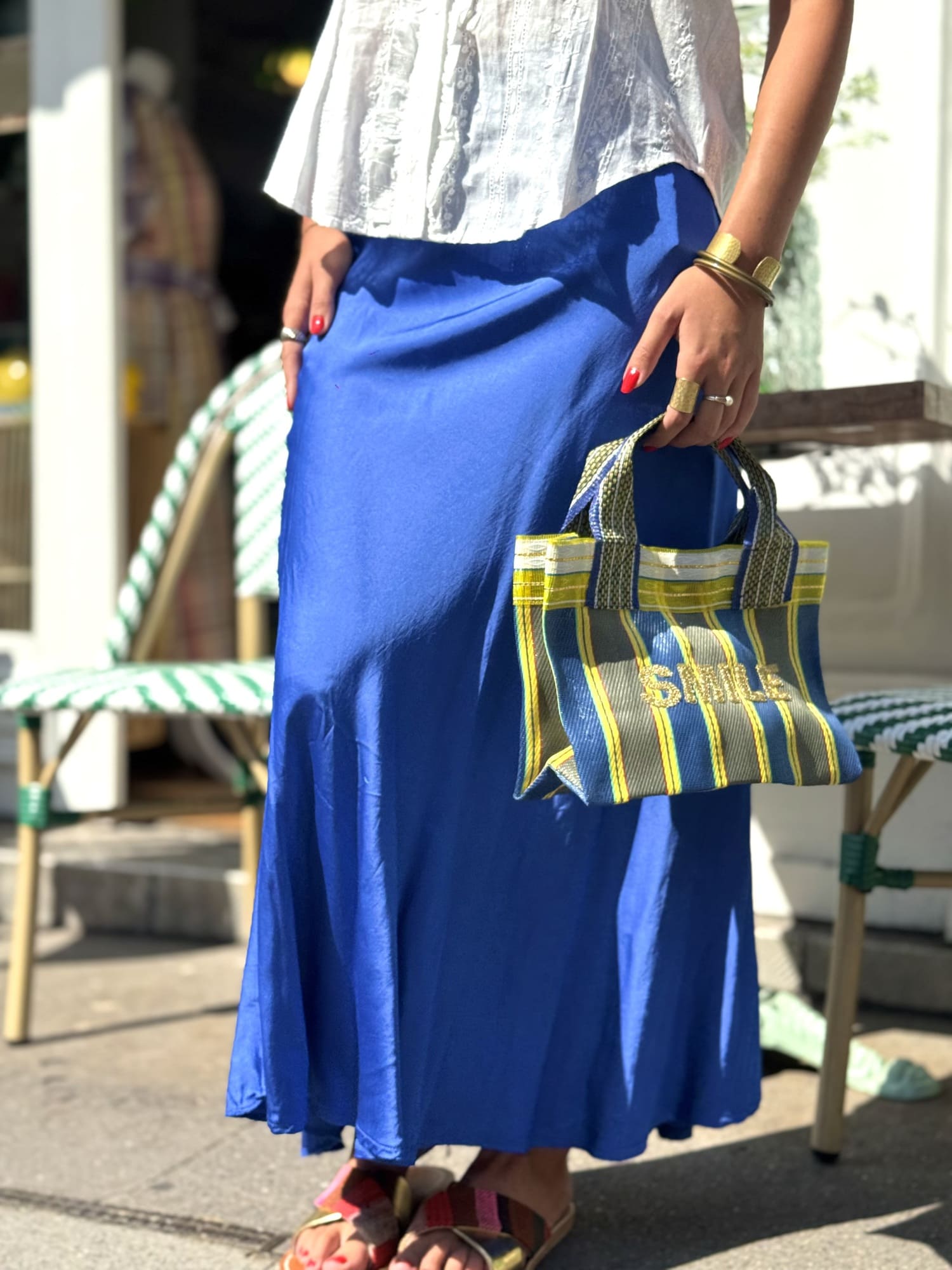 Jupe satin fluide bleu roi – vue de profil 