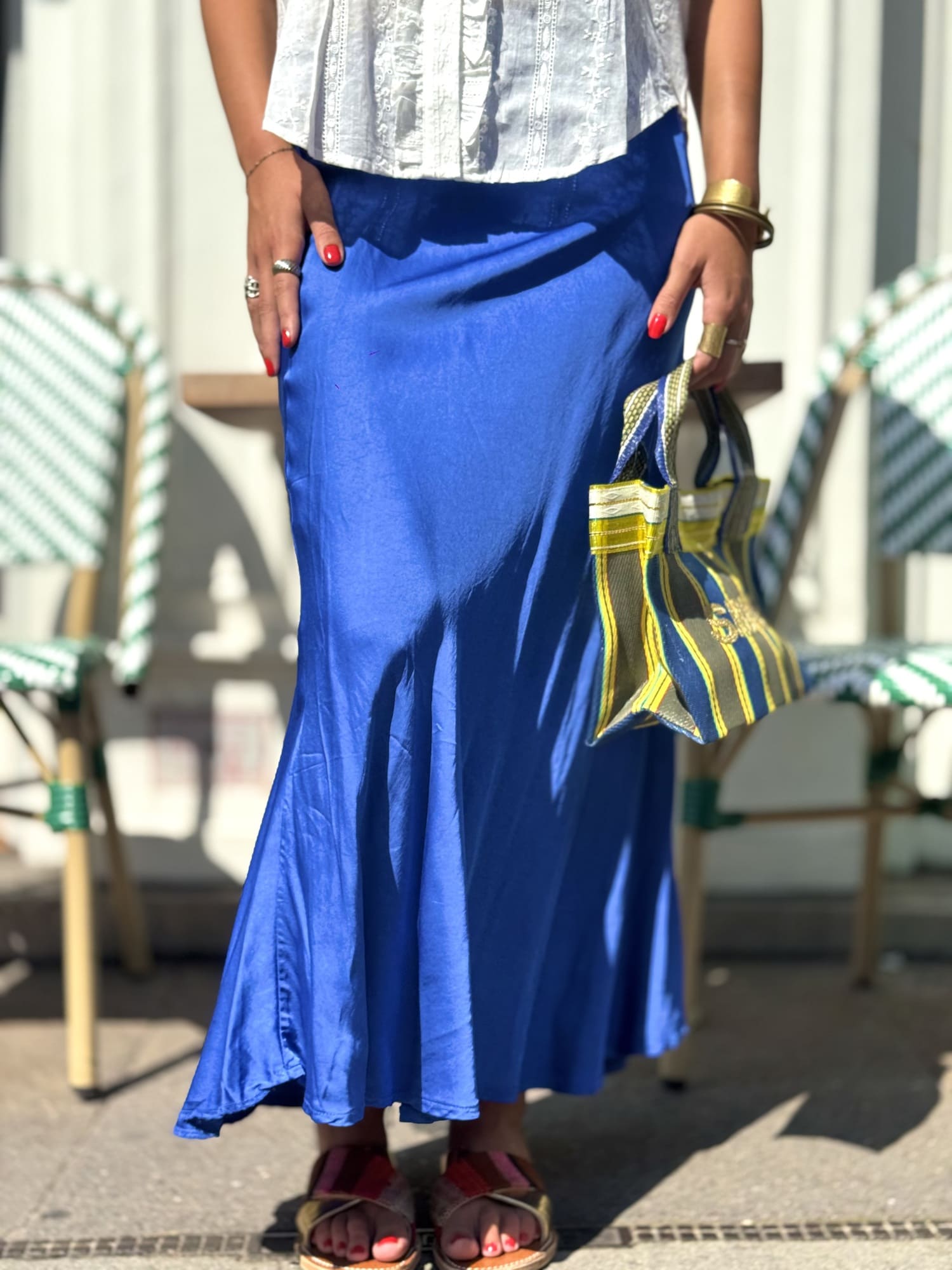 Jupe en satin fluide bleu roi – vue de face