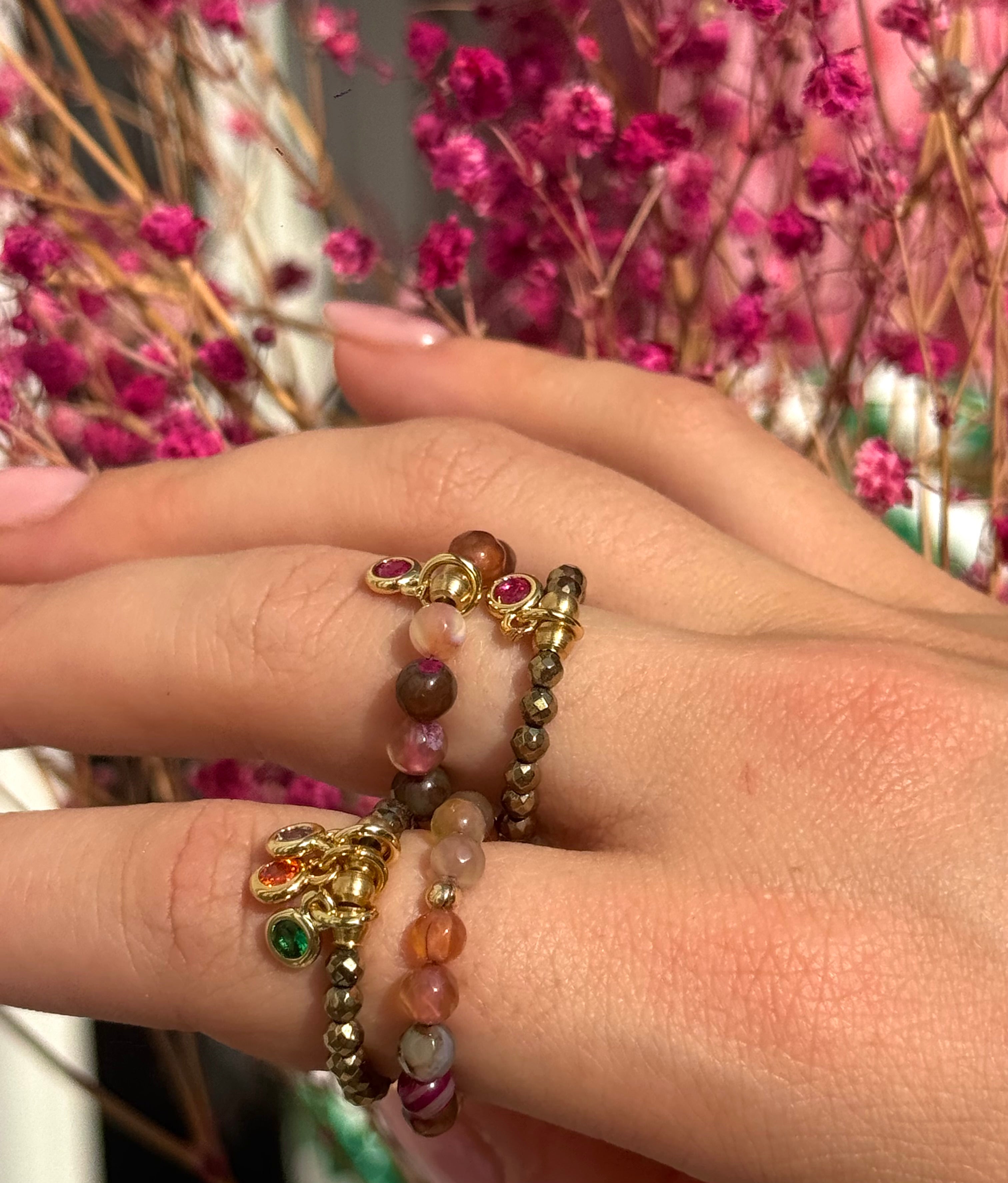 Bague Céleste 4 Kharmari portée sur une main féminine