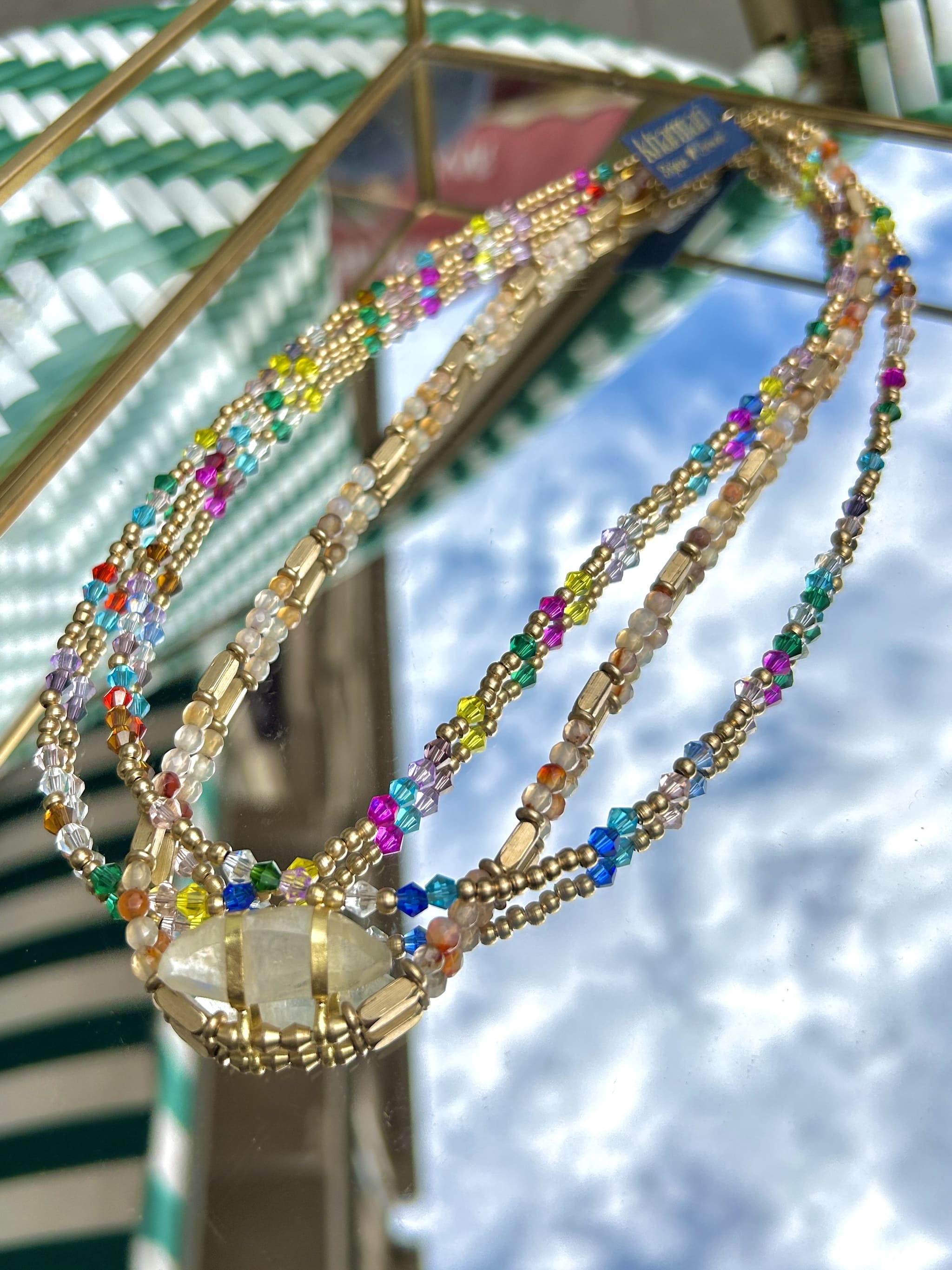 Zoom sur les perles artisanales et le fermoir doré du collier Kimati Sienne