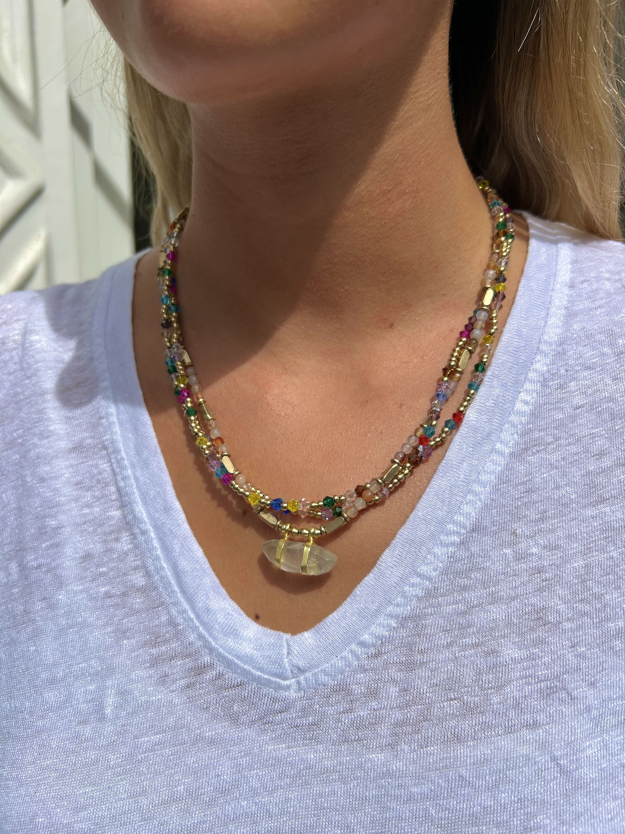 Femme portant le collier Kimati Sienne Kharmari sur un top blanc